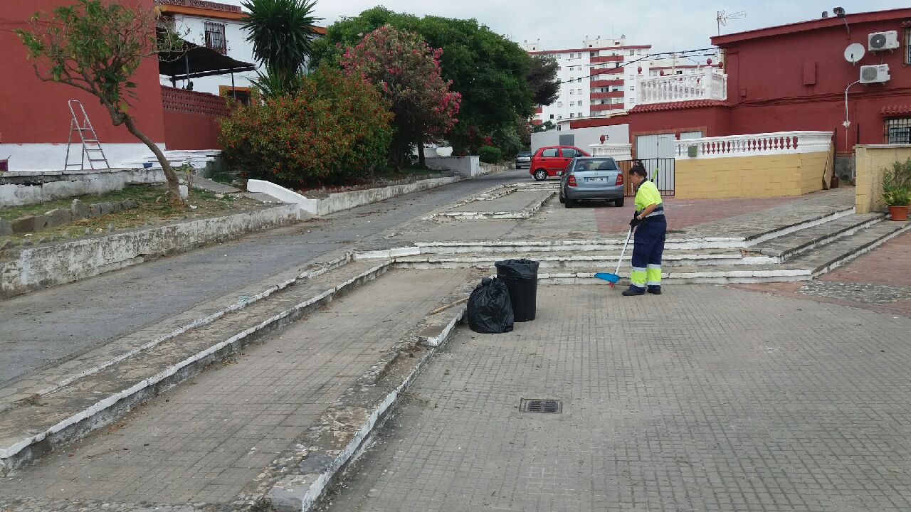 Algesa continua con sus labores de limpieza en la barriada 15 de Junio