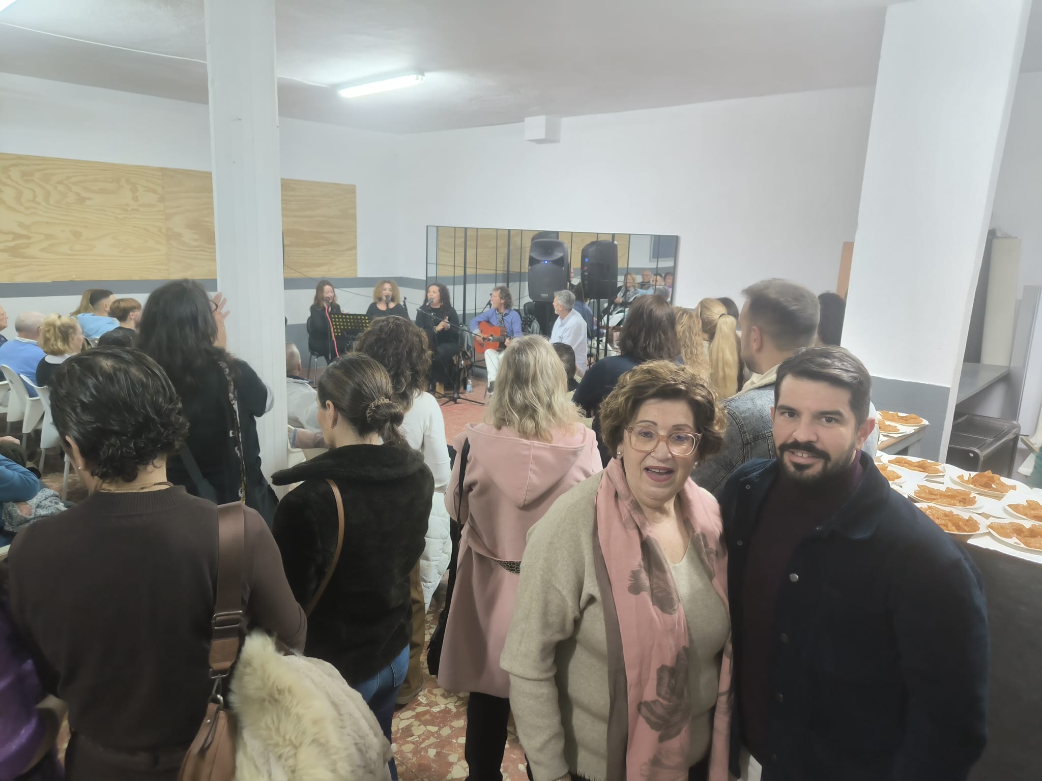 Jorge Juliá acompaña a los vecinos de La Yesera en su fiesta de ...