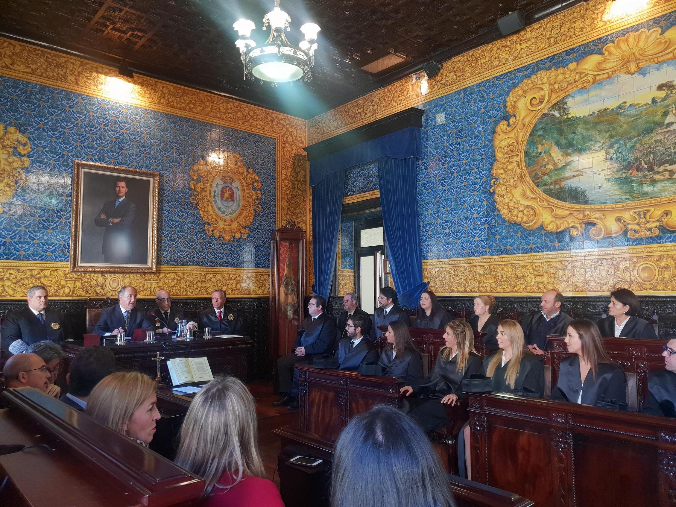 El alcalde felicita a los nuevos abogados que han tomado posesión como