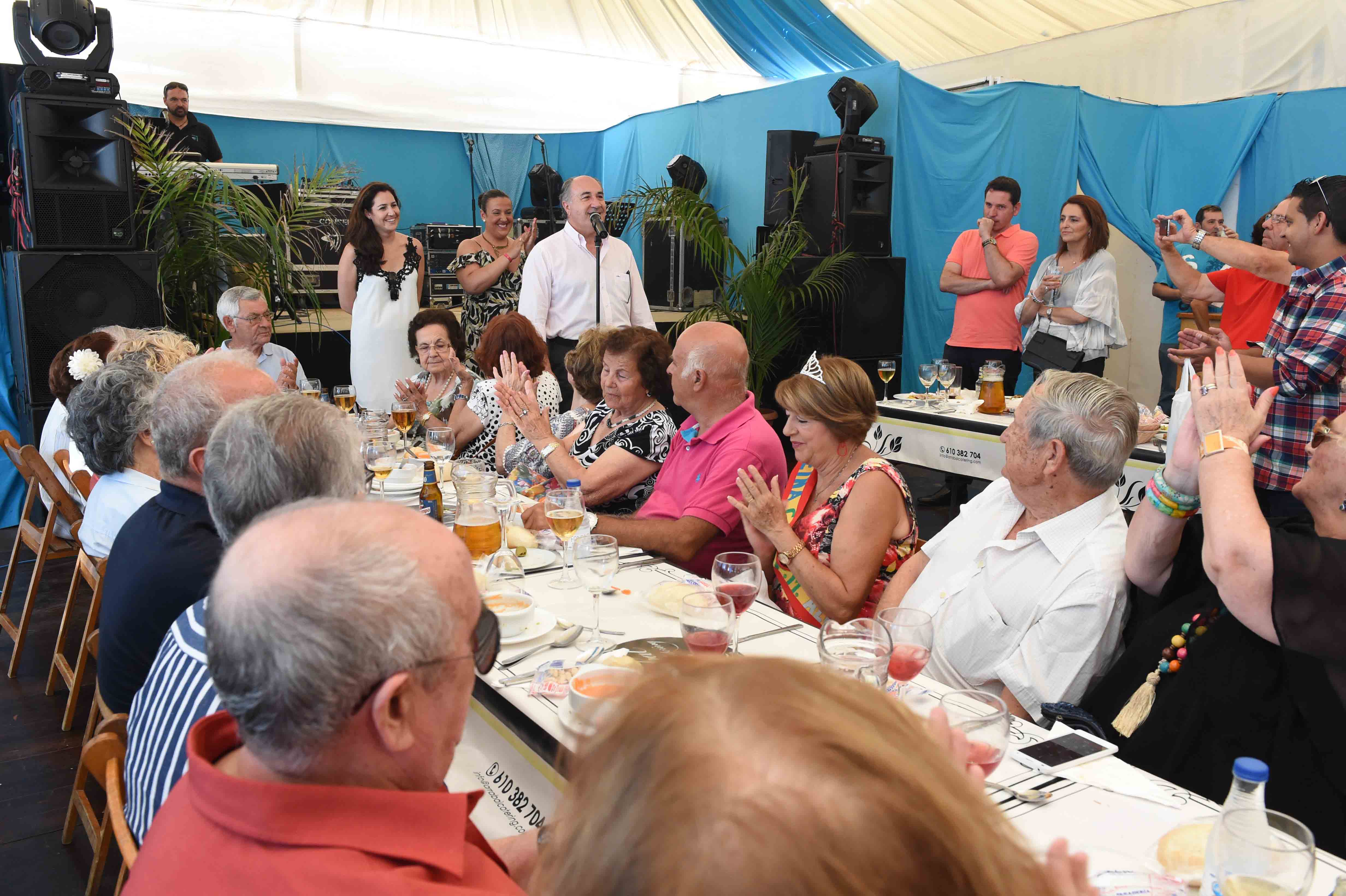 Colectivos de mayores comparten un almuerzo de convivencia en la Feria Real  ofrecido por el Ayuntamiento