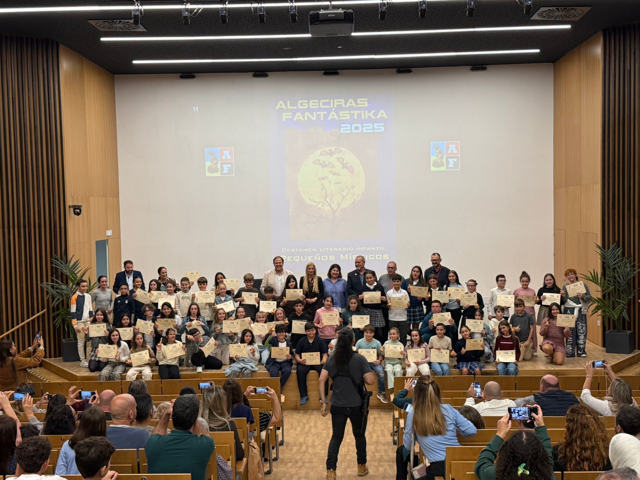 Vázquez y Quiles asisten a la entrega de premios del Certamen Literario ...