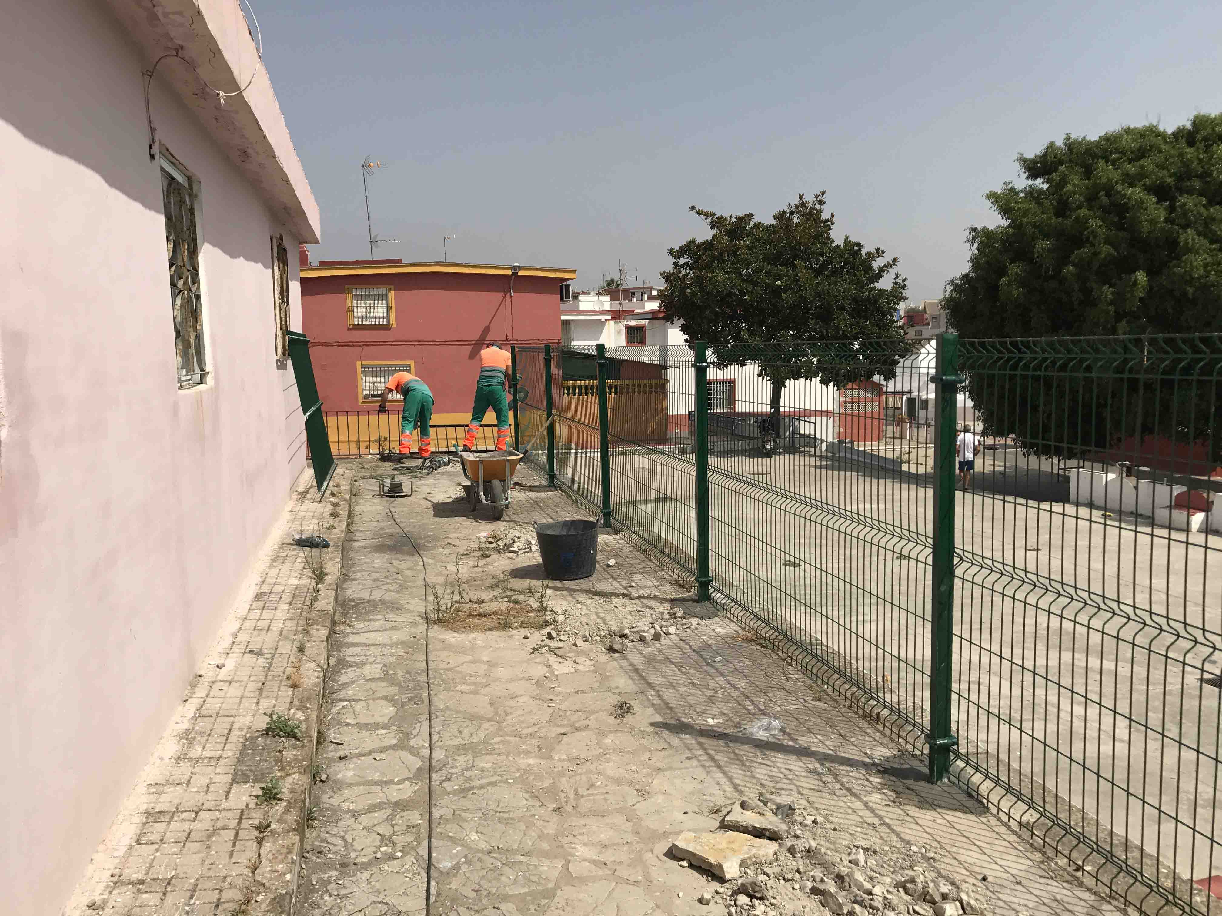 Parques y Jardines repone el vallado de protección de los muros en “15