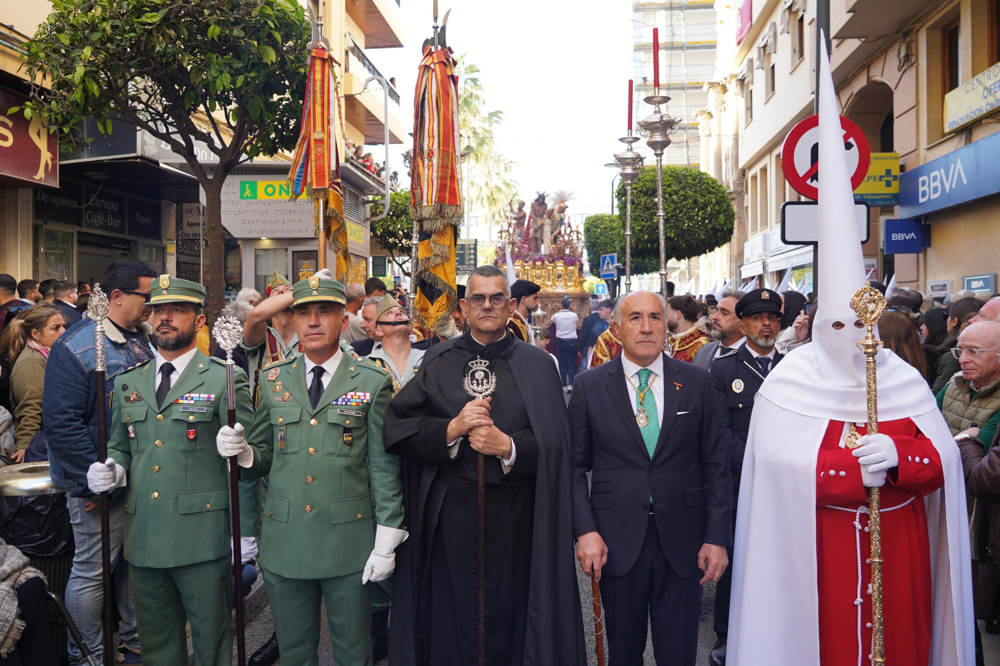 La Corporación Municipal acompaña a la Cofradía de Columna y Lágrimas en su Estación de Penitencia