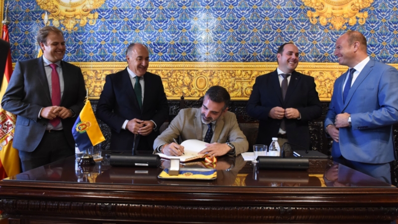 El alcalde recibe en el Ayuntamiento al consejero  de Sostenibilidad, Medio Ambiente y Economía Azul, Ramón Fernández-Pacheco