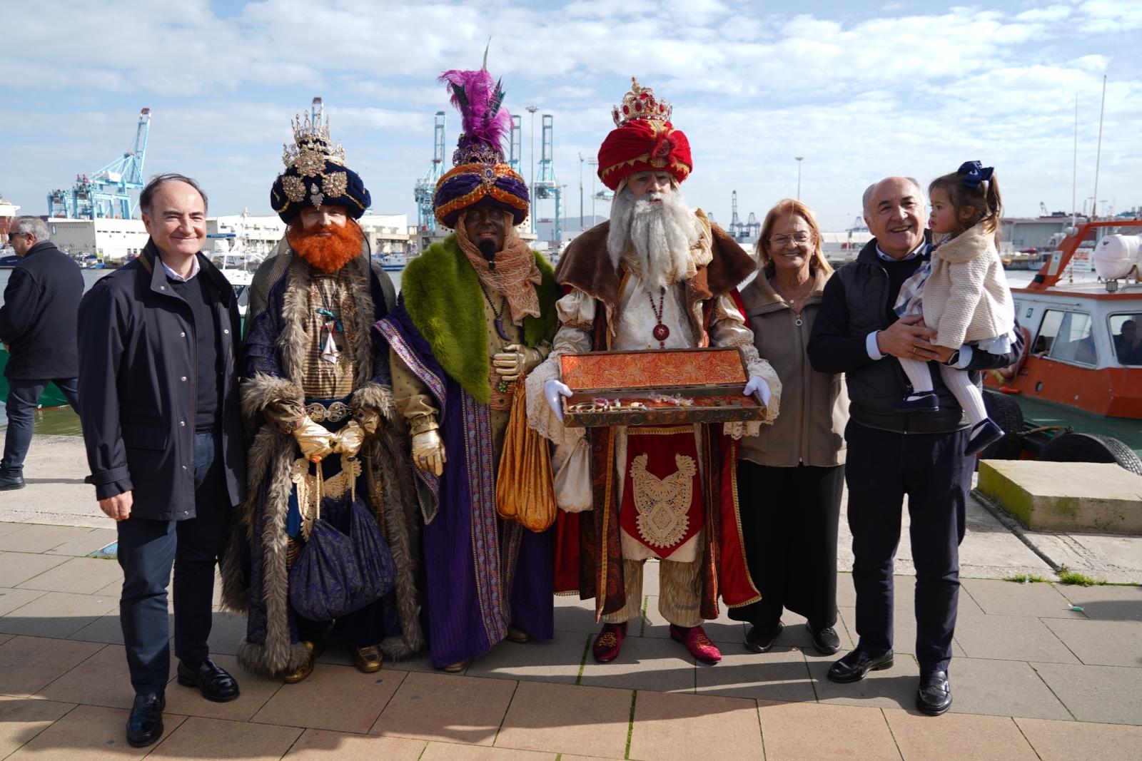 La multitudinaria participación vuelve a marcar el tradicional Arrastre de Latas en Algeciras