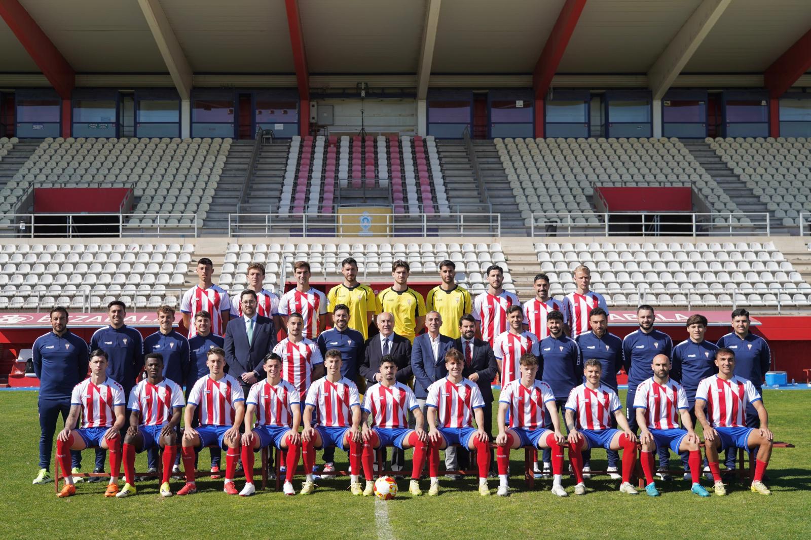 Landaluce participa en la foto oficial del Algeciras Club de Fútbol y destaca el papel del equipo como embajador de la ciudad