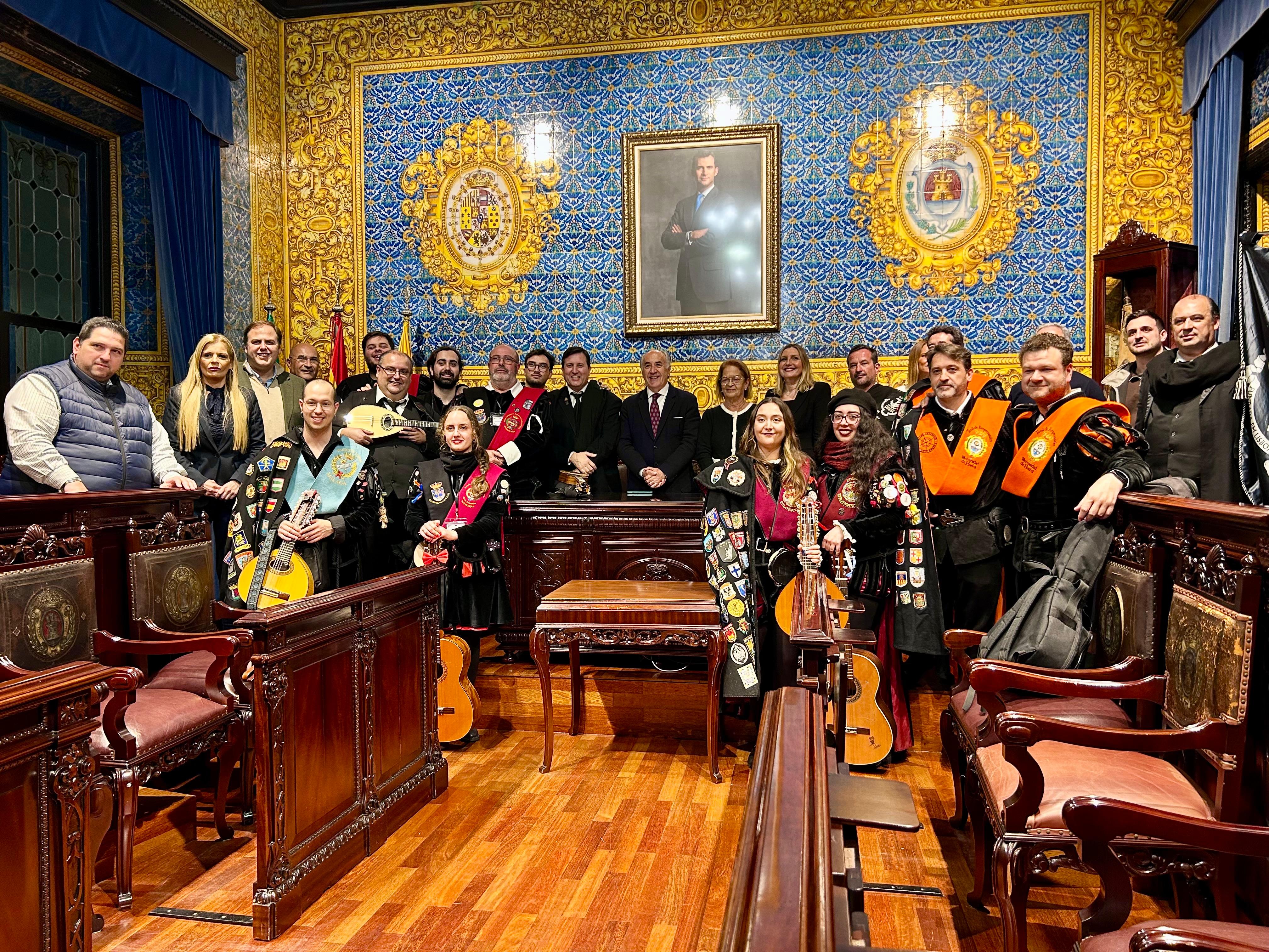 El alcalde recibe a las tunas participantes en el XIII Certamen Internacional ‘Ciudad de Algeciras’