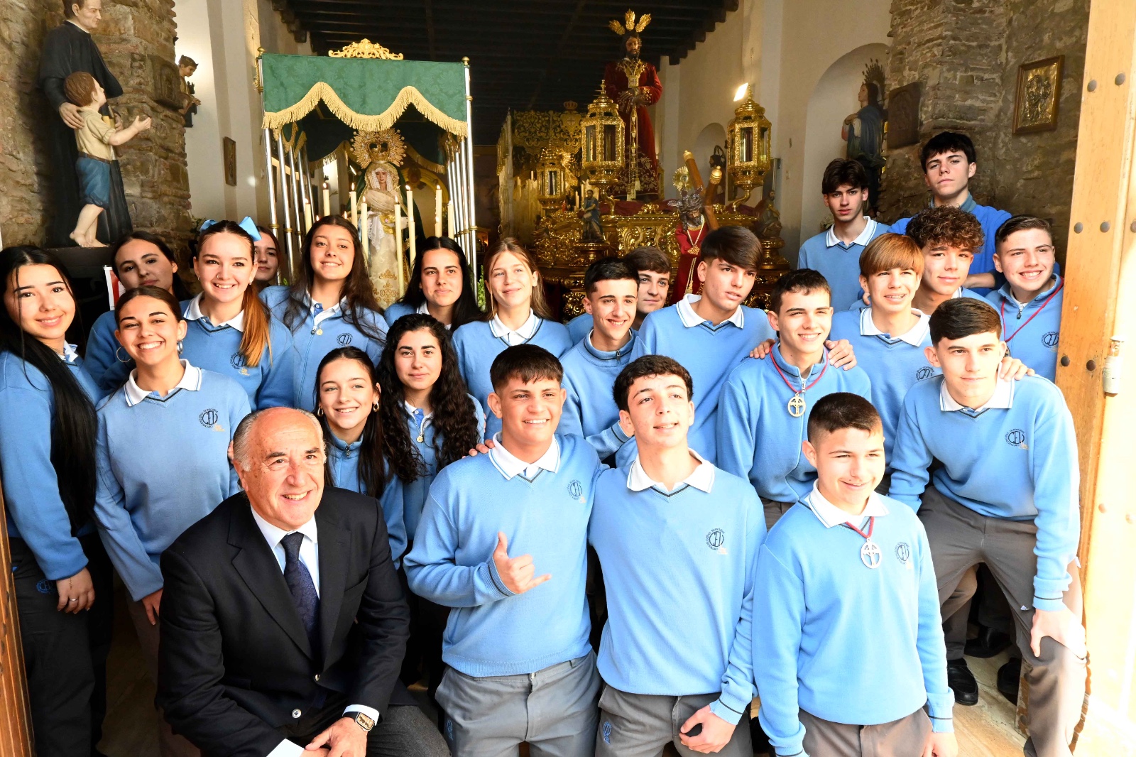 El alcalde participa en la procesión infantil del Colegio Nuestra Señora de los Milagros