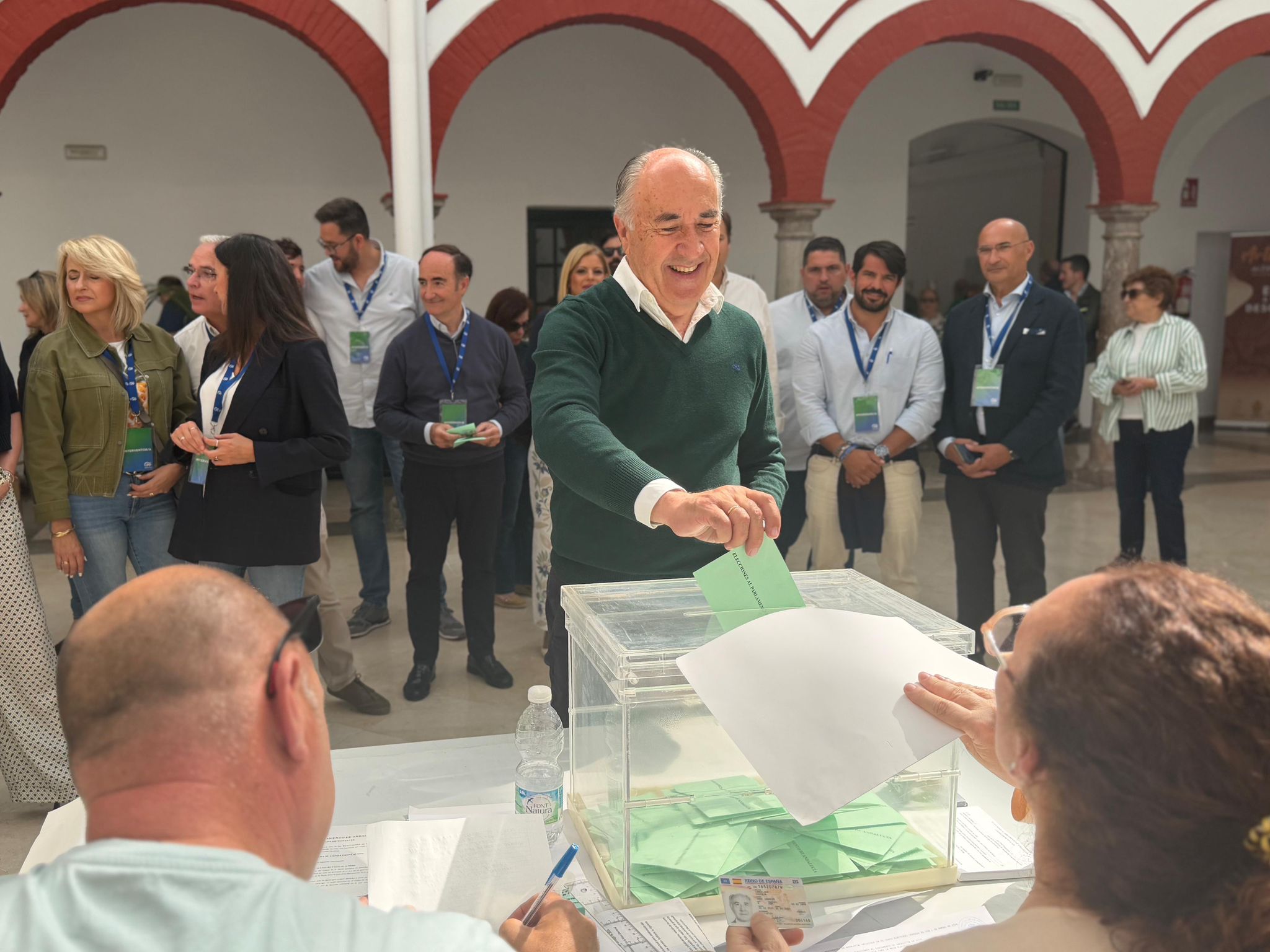 El alcalde ejerce su derecho al voto en el Museo Municipal en las elecciones al Parlamento de Andalucía