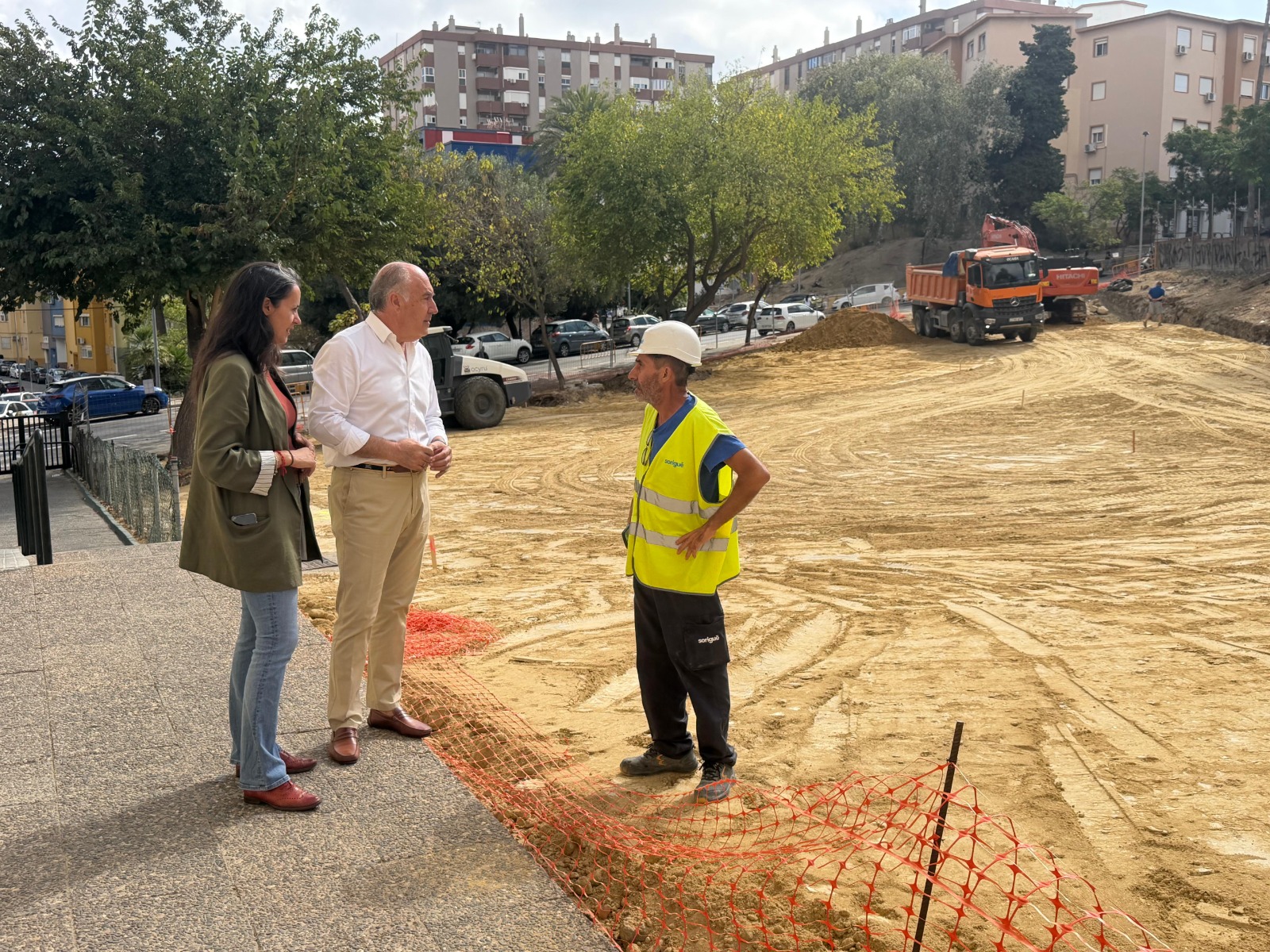 El alcalde y la delegada de Urbanismo comprueban el desarrollo de los trabajos del Plan Municipal de Acerado