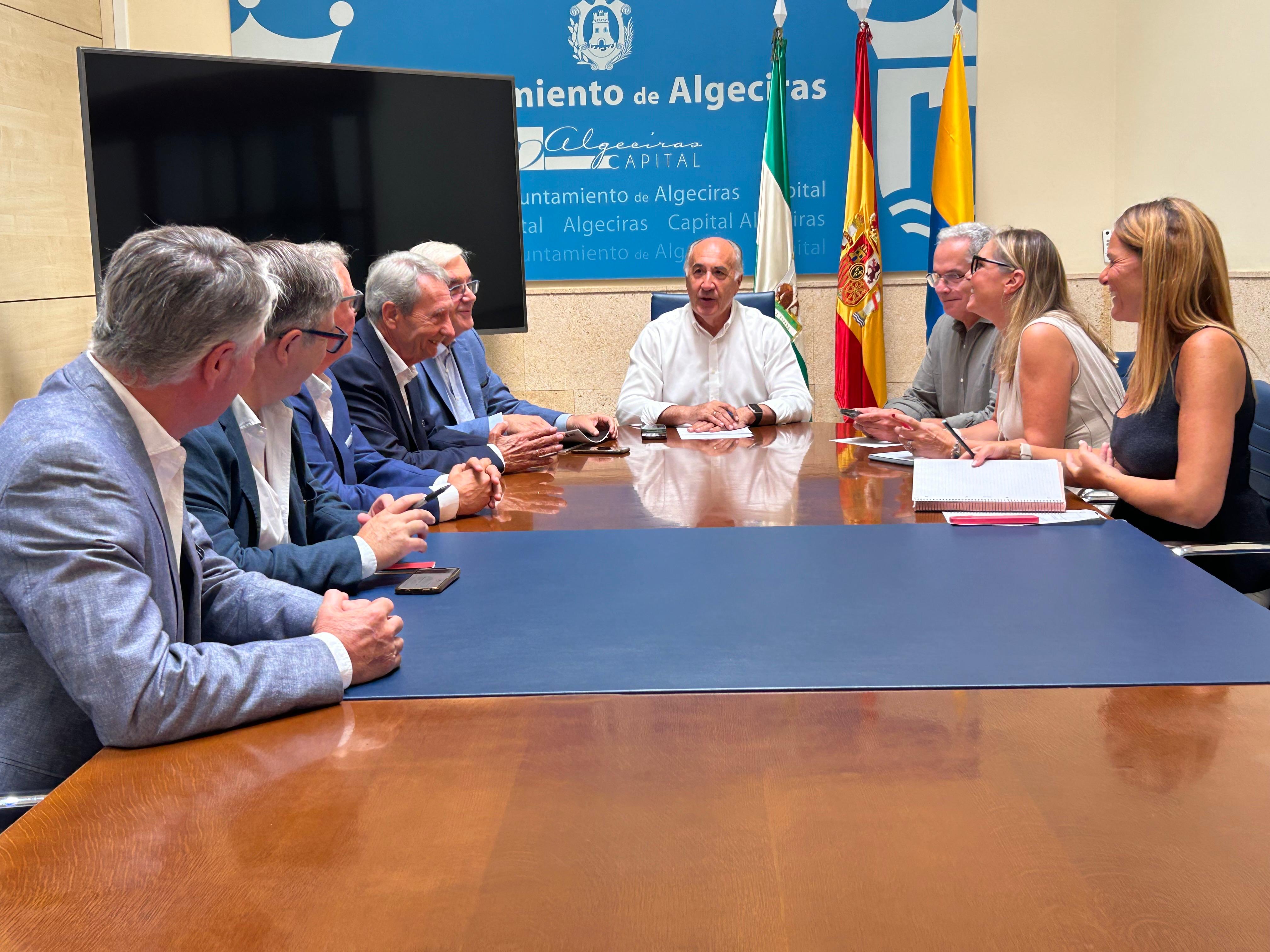El Ayuntamiento aborda con la Cofradía del Santo Entierro la celebración de su 275 aniversario
