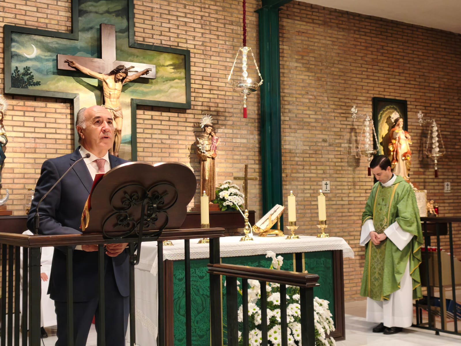 Landaluce impone la insignia de la ciudad al padre Antonio Jesús López García-Mohedano