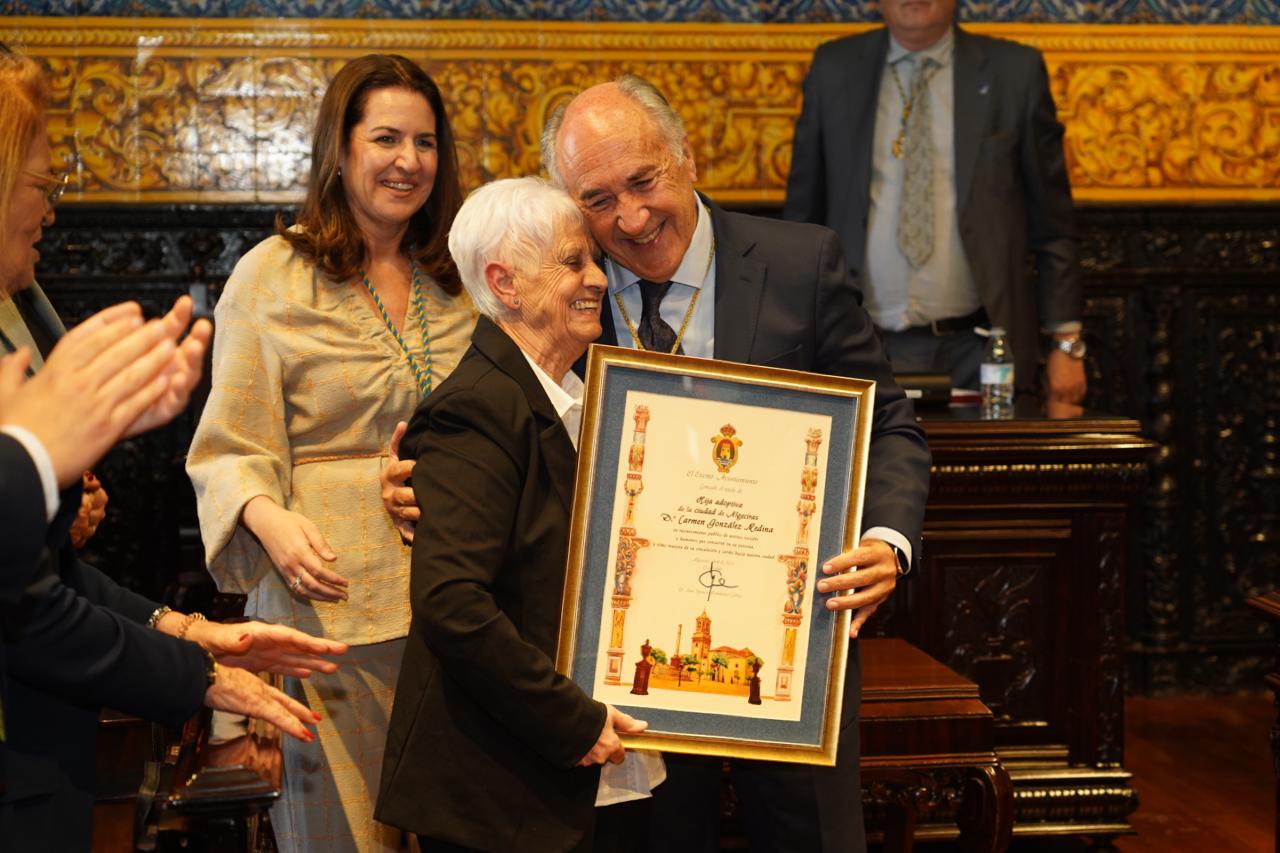 Landaluce entrega a Carmen González Medina el título de Hija Adoptiva de Algeciras