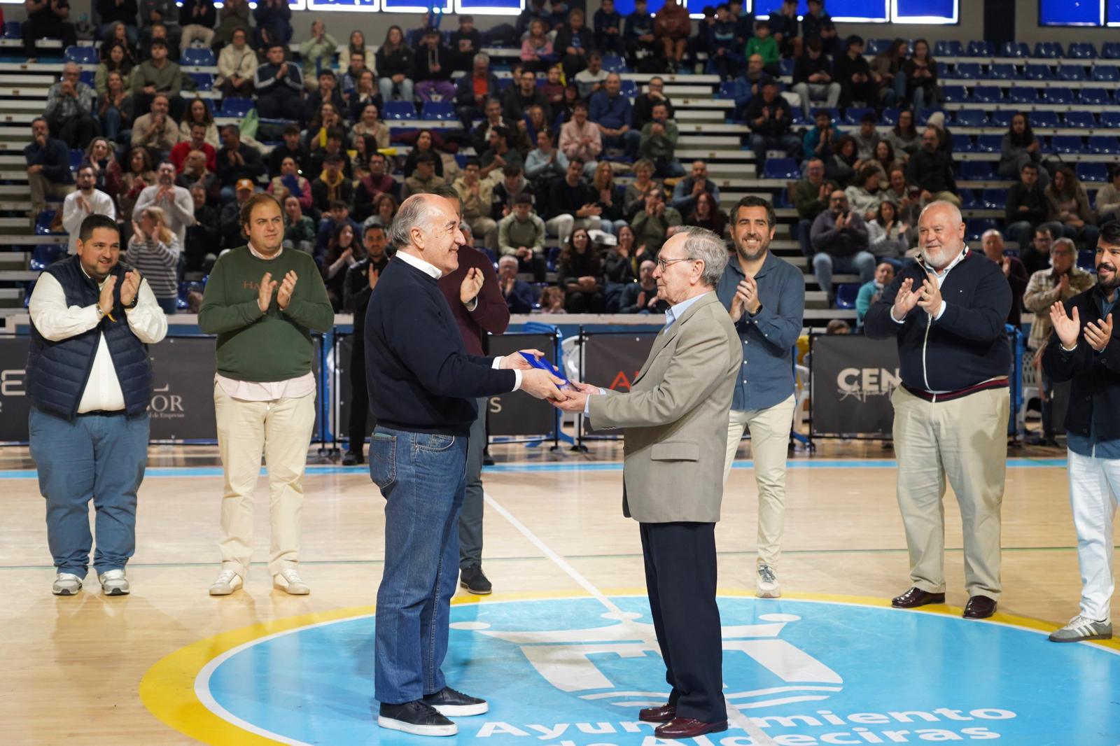 El alcalde participa en el homenaje del CB Algeciras a Manolo Dugo