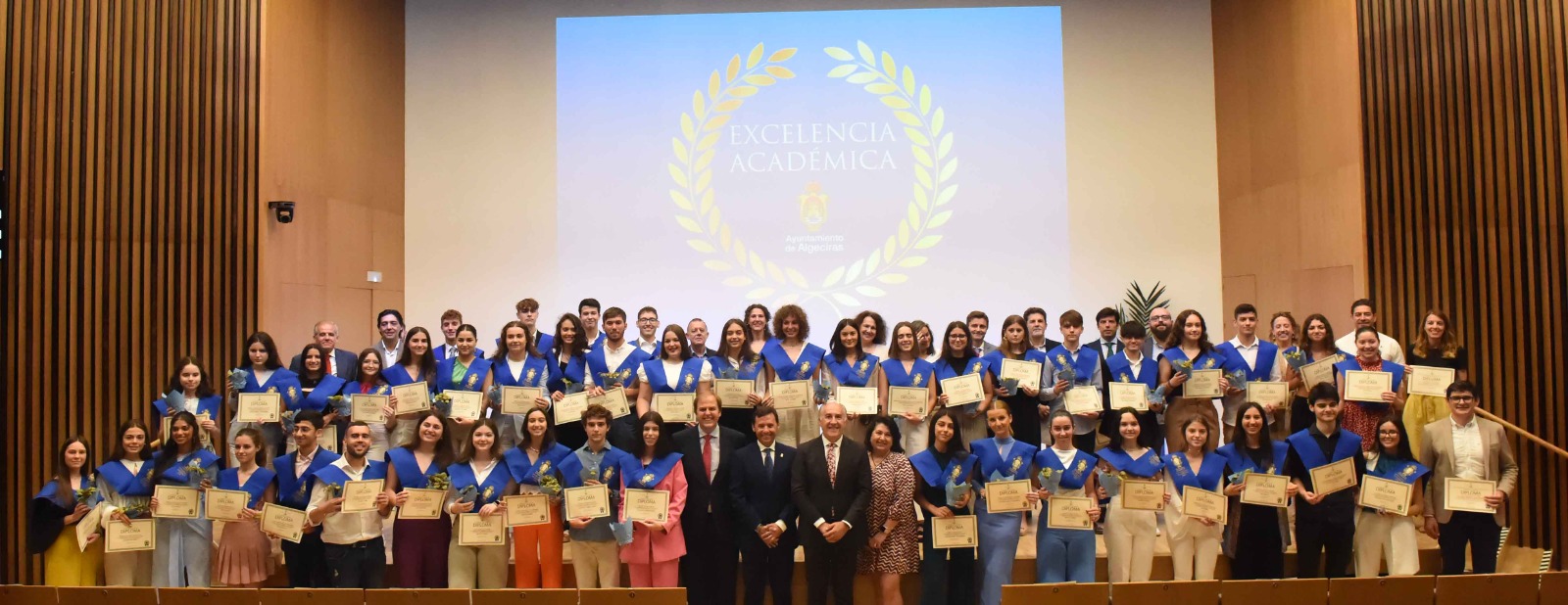 El Ayuntamiento reconoce la excelencia académica  a los alumnos que han terminado Bachillerato con Matrícula de Honor