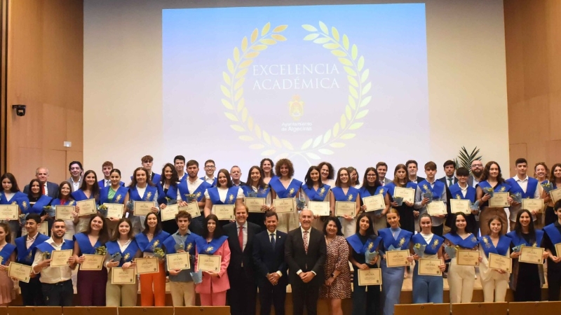 El Ayuntamiento reconoce la excelencia académica  a los alumnos que han terminado Bachillerato con Matrícula de Honor