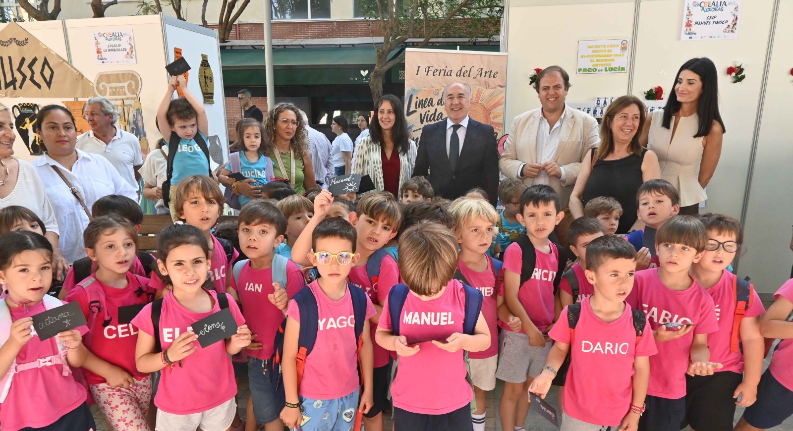El alcalde destaca la creatividad y el talento de los más jóvenes en la Feria Escolar del Arte