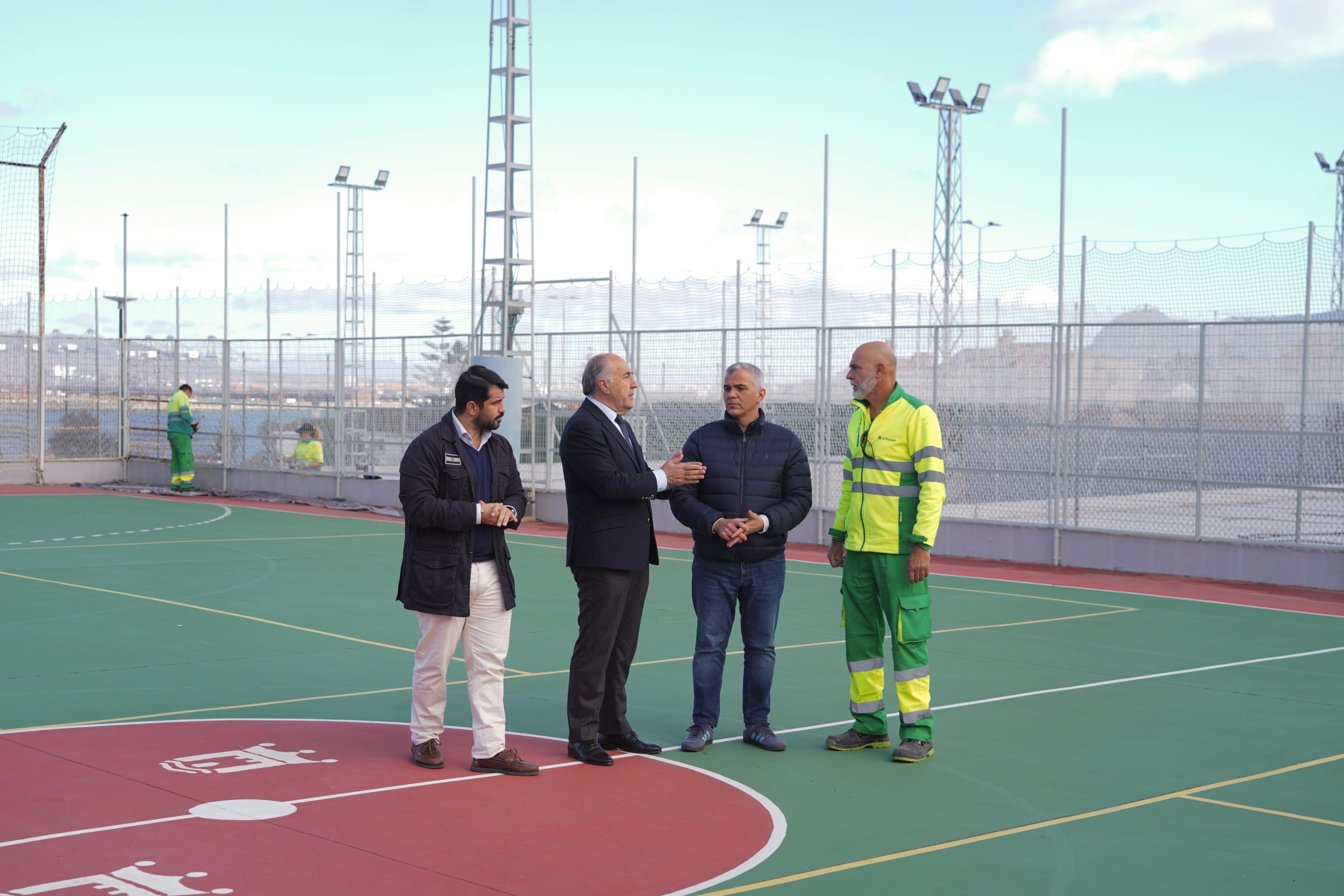 El alcalde visita los trabajos de reforma integral del polideportivo municipal “Loren”