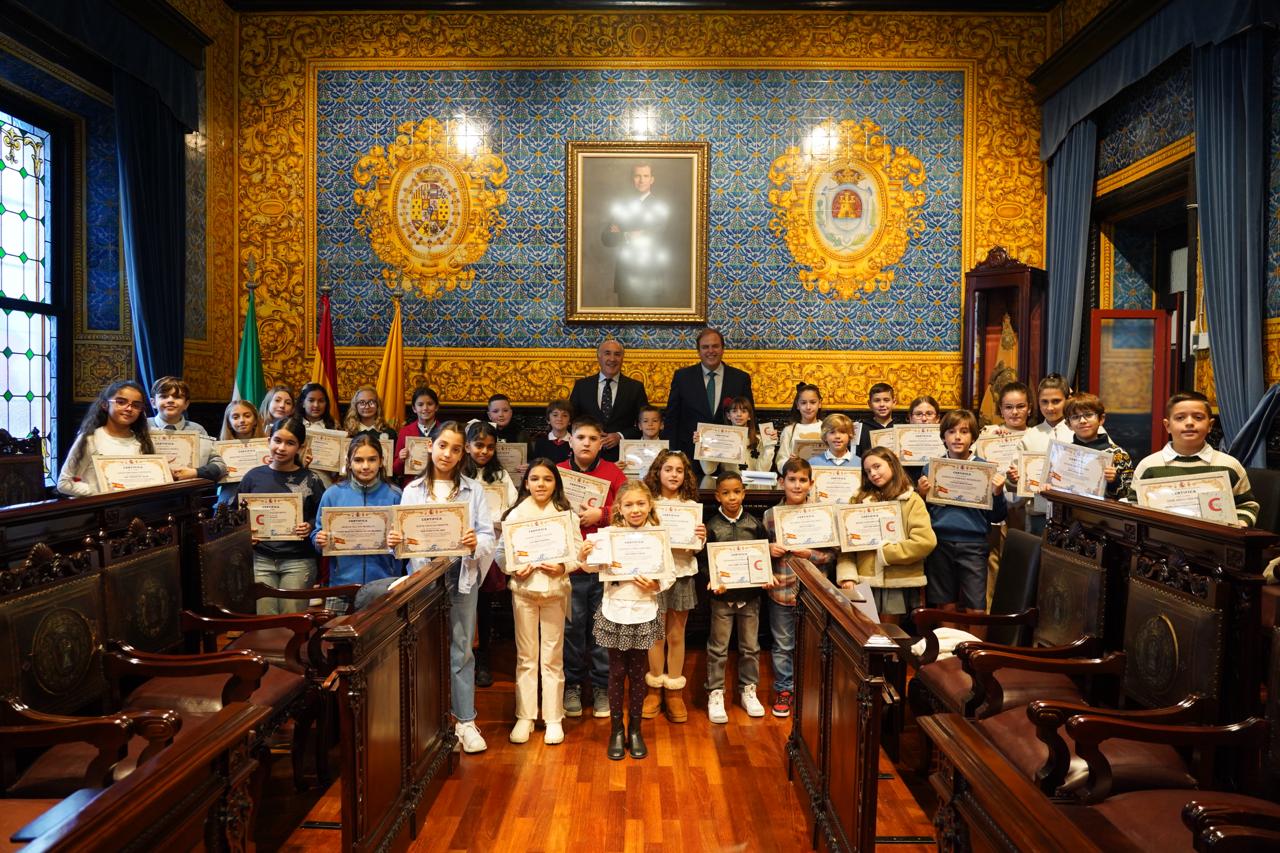 Alumnos de 31 centros escolares se convierten en alcalde y concejales en la víspera del Día de la Constitución