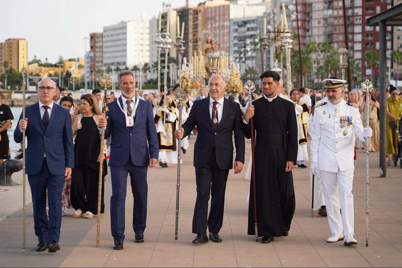 El alcalde acompaña a la Virgen del Carmen en su recorrido procesional hasta su embarque para bendecir las aguas de la bahía