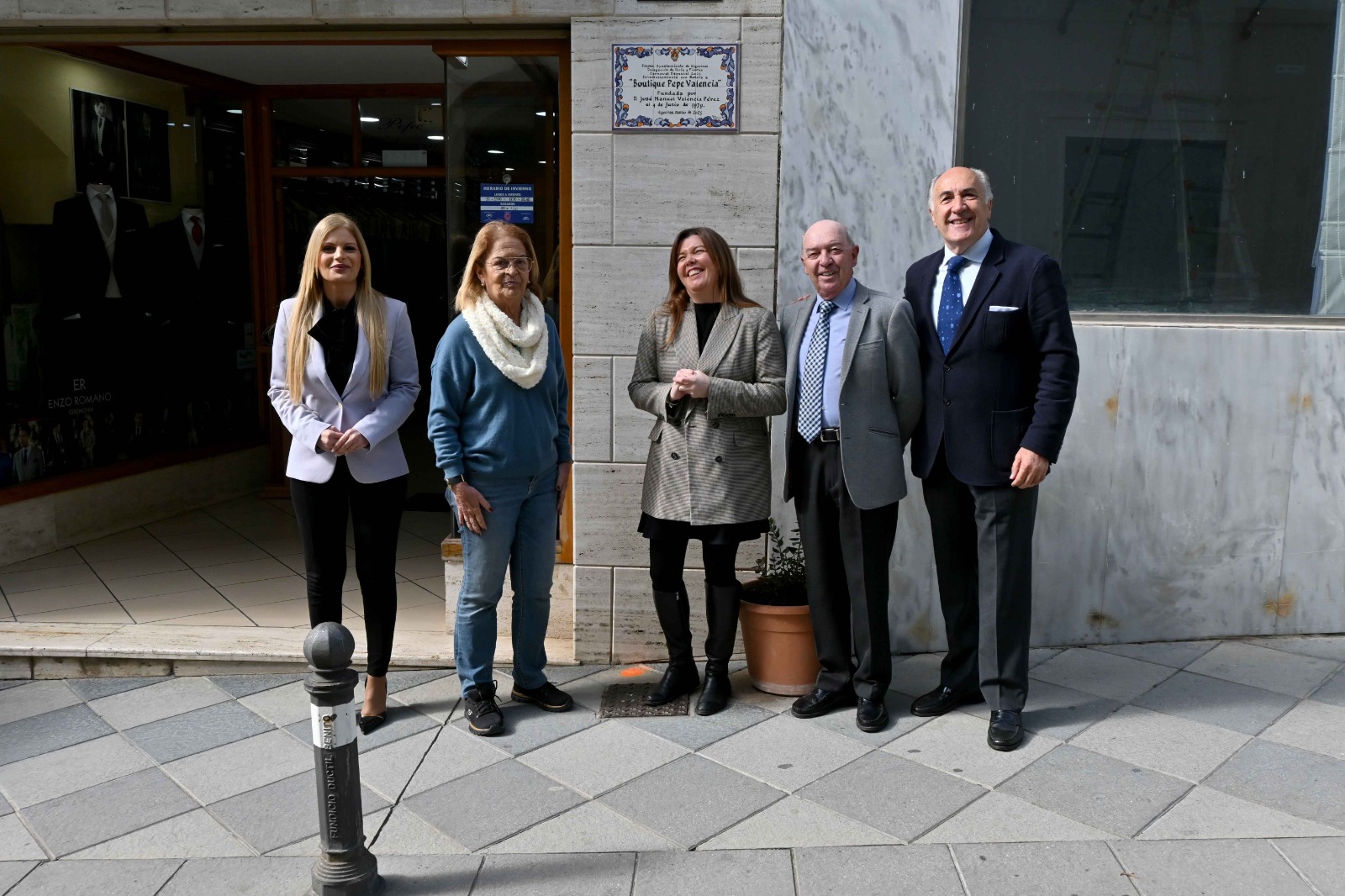 El alcalde descubre las placas de “Establecimiento con Solera” en Pepe Valencia y La Alicantina