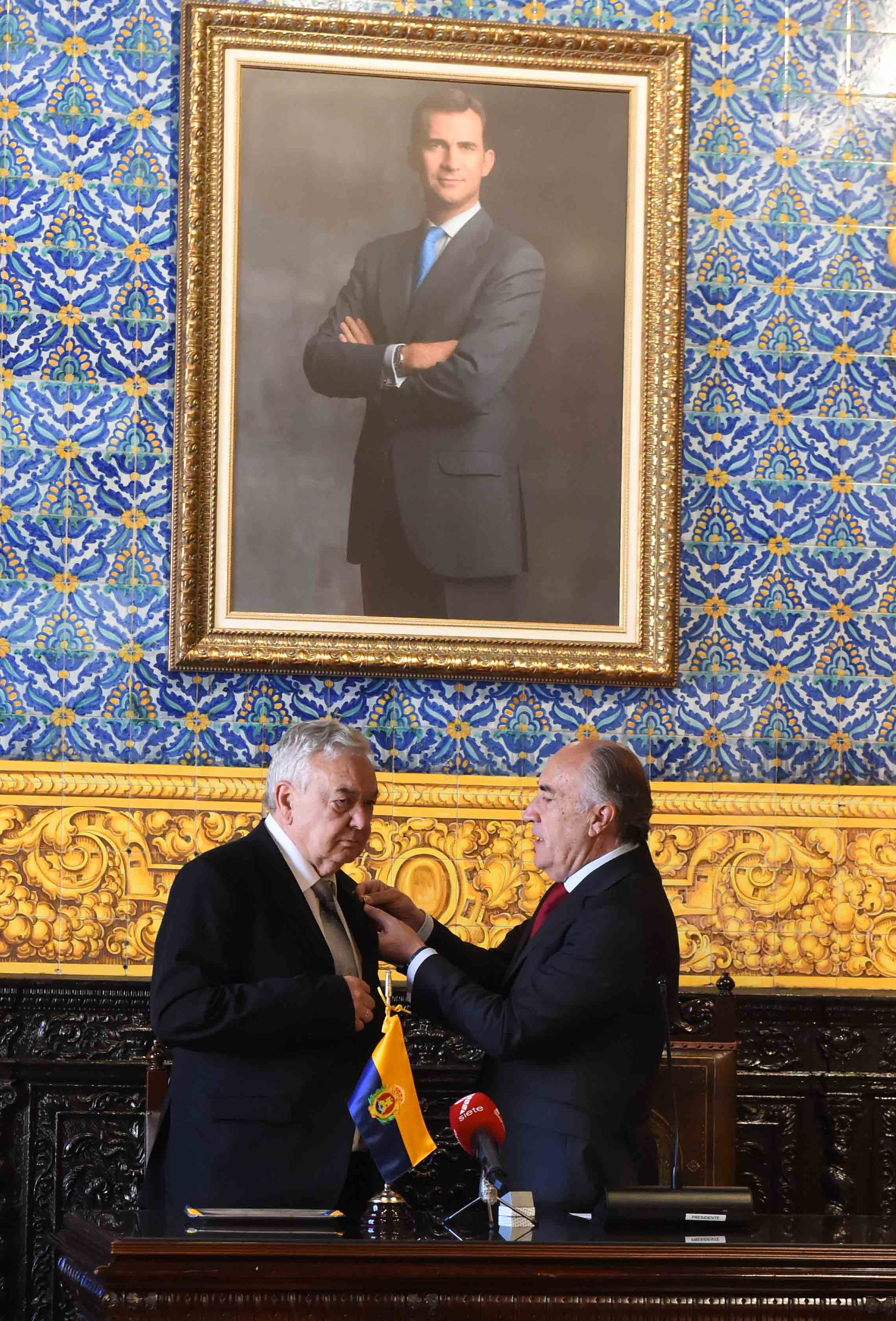 1-INSIGNIA A PACO MARTINEZ
