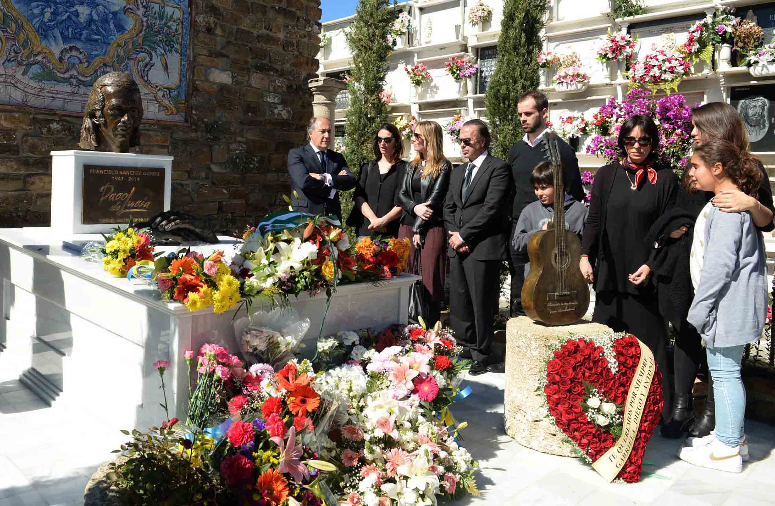 1-OFRENDA FLORAL PACO DE LUCIA CEMENTERIO