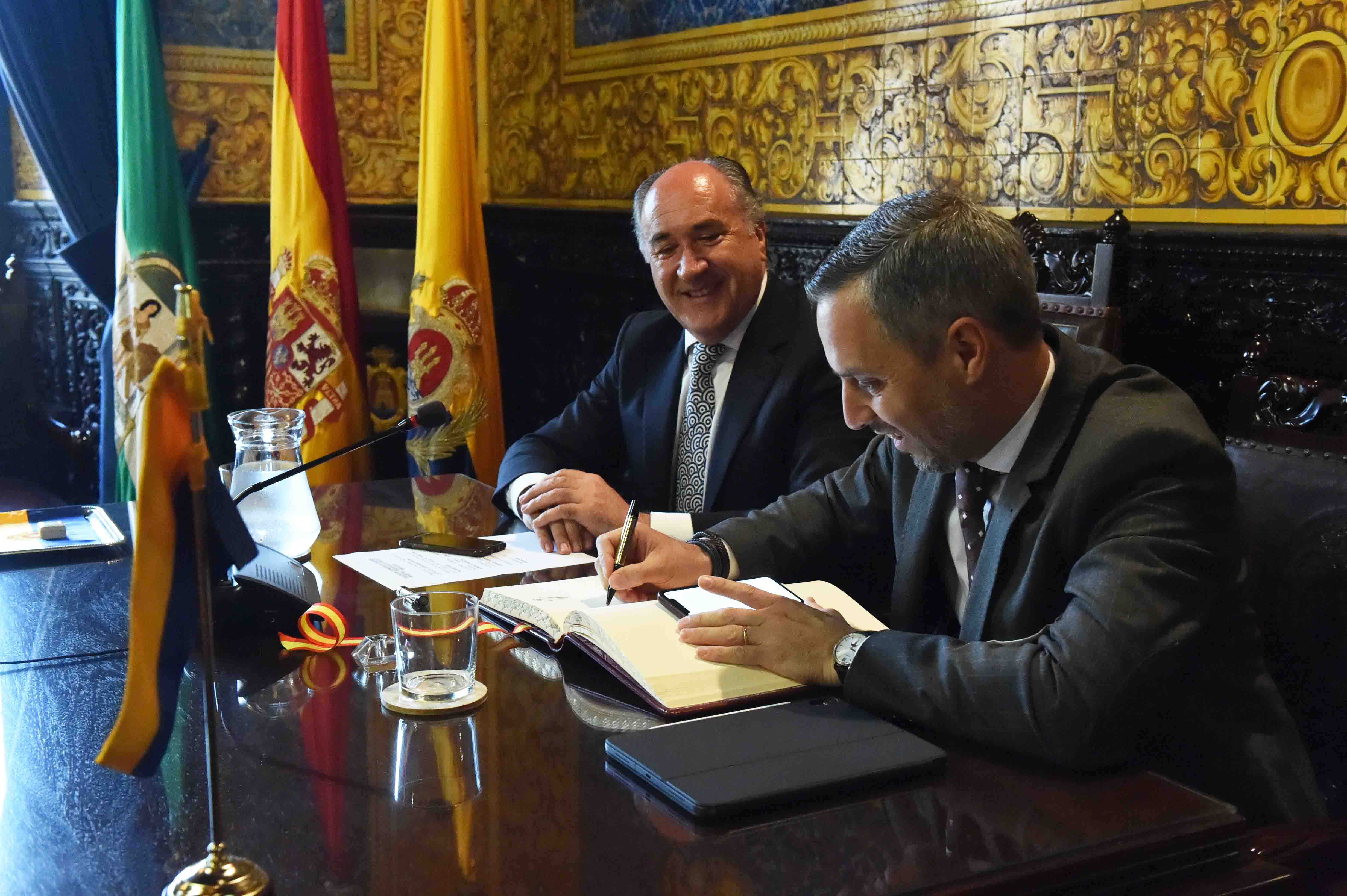 1-RECEPCIÓN AL CONSEJERO DE HACIENDA, INDUSTRIA Y ENERGÍA DE LA JUNTA DE ANDALUCÍA, JUAN BRAVO BAENA