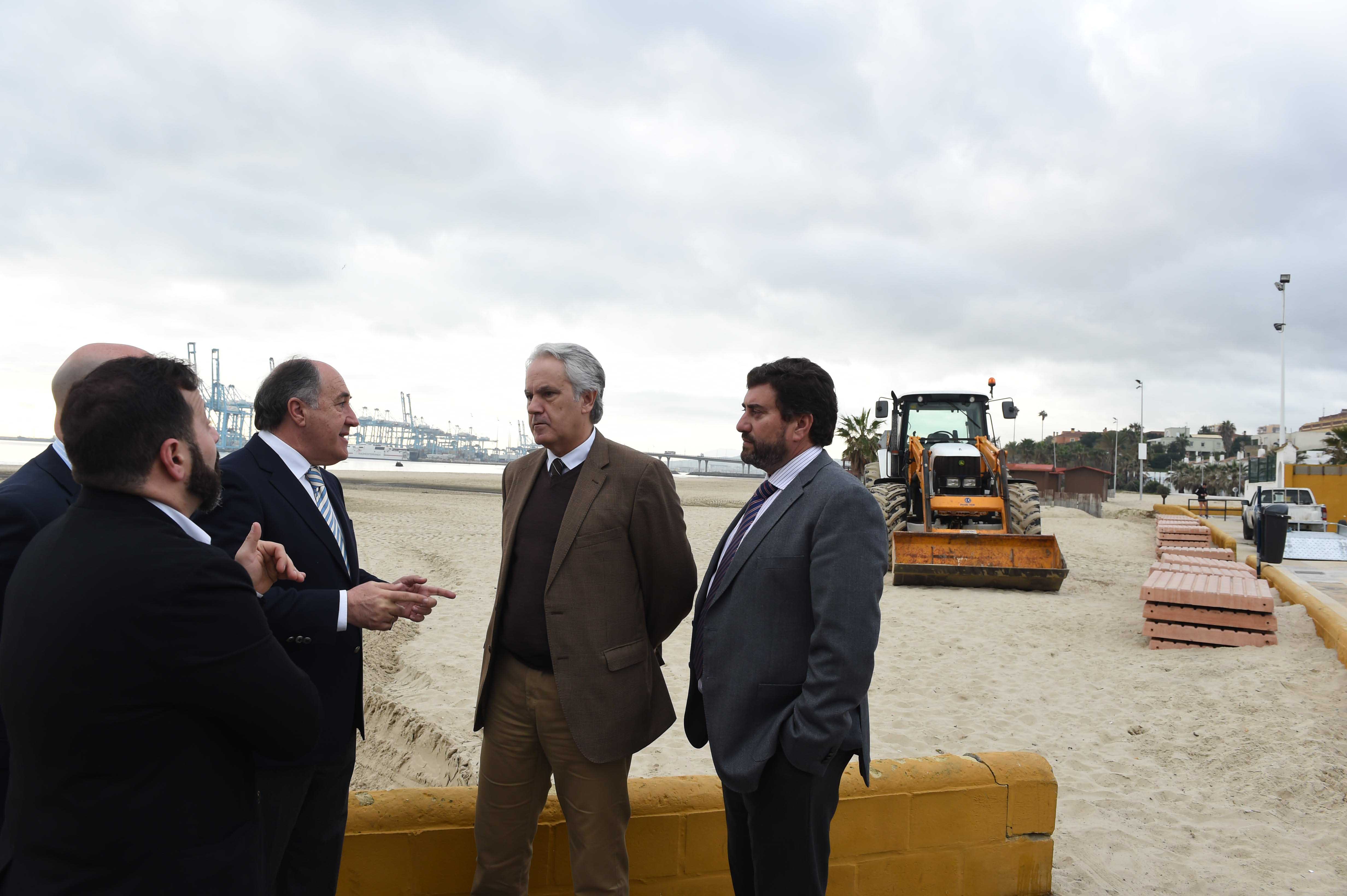 2-PLAYA  RINCONCILLO VISITA CON SUBDELEGADO DEL GOBIERNO