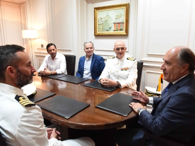 2-RECEPCIÓN A LOS COMANDANTES DE LOS BUQUES DE LA ARMADA ESPAÑOLA  PATIÑO Y ÁLVARO DE BAZÁN