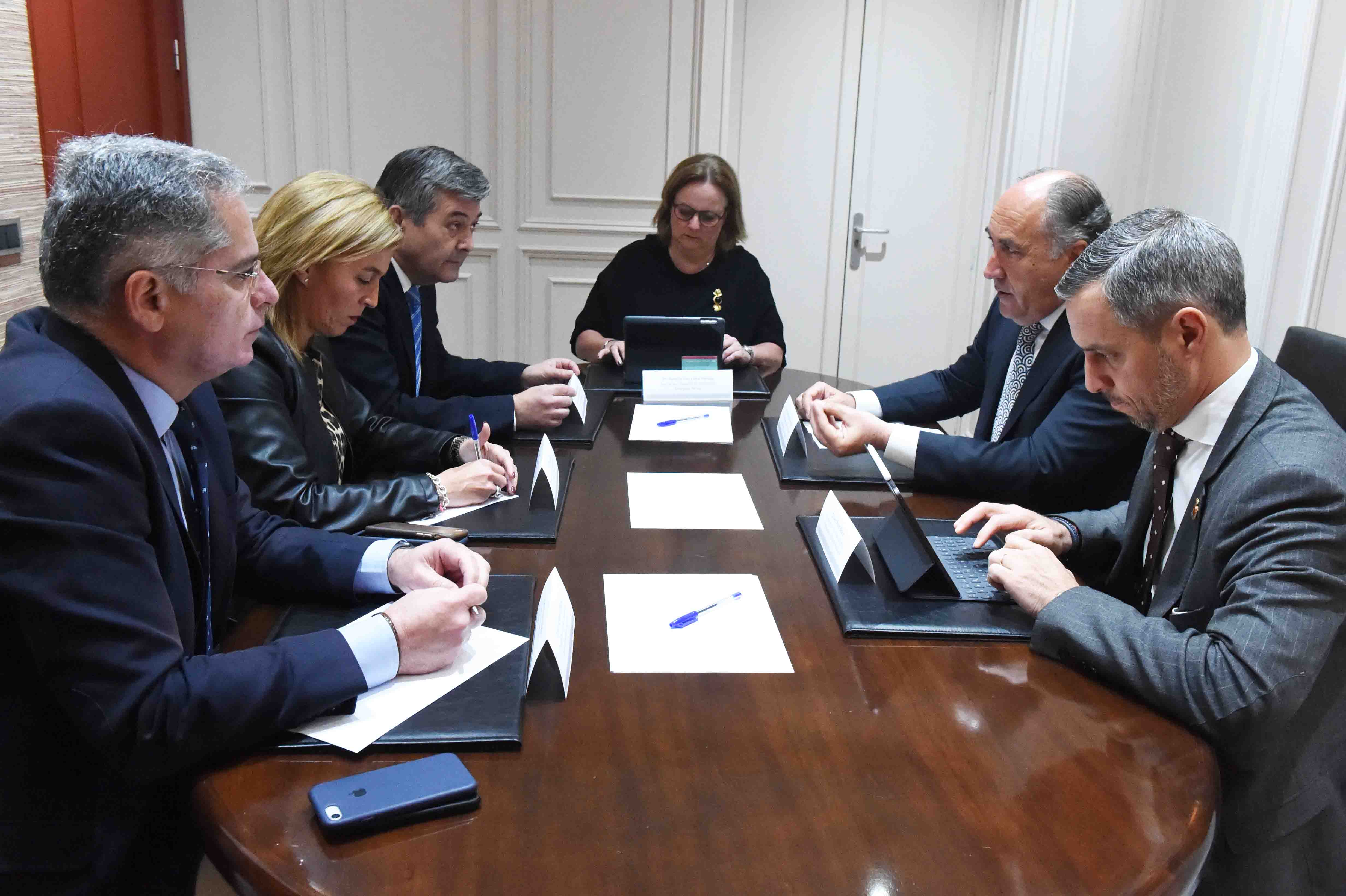 3-RECEPCIÓN AL CONSEJERO DE HACIENDA, INDUSTRIA Y ENERGÍA DE LA JUNTA DE ANDALUCÍA, JUAN BRAVO BAENA