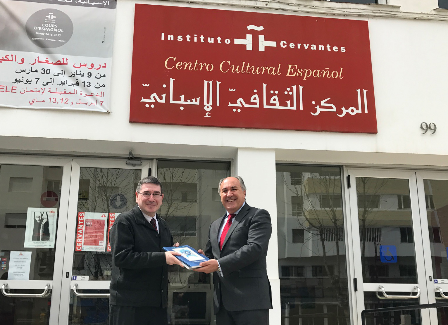 ALCALDE JUNTO AL COORDINADOR GENERAL DEL INSTITUTO CERVANTES