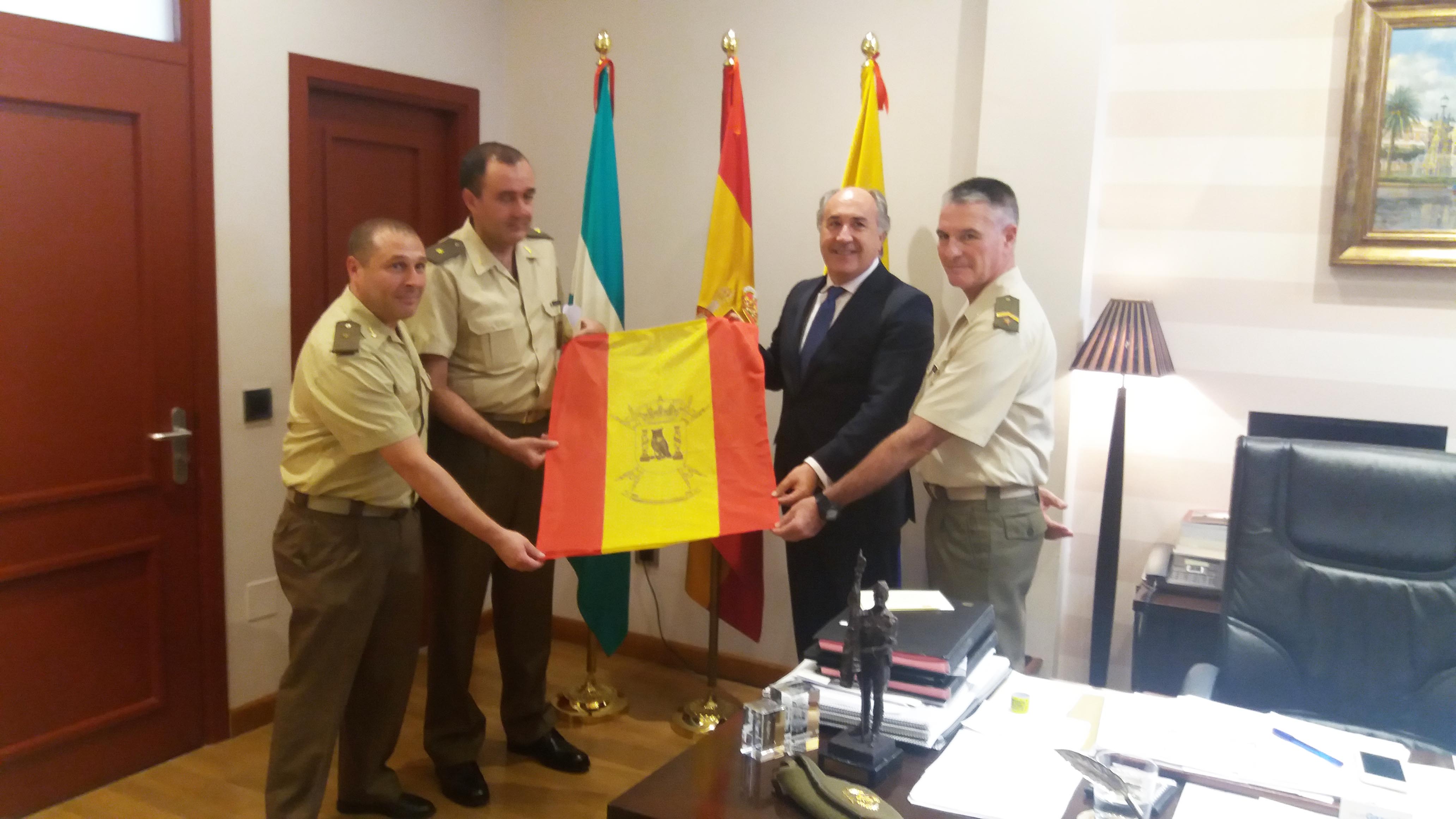 ALCALDE RECIBE AL JEFE DEL BATALLON DE GUERRA ELECTRONICA