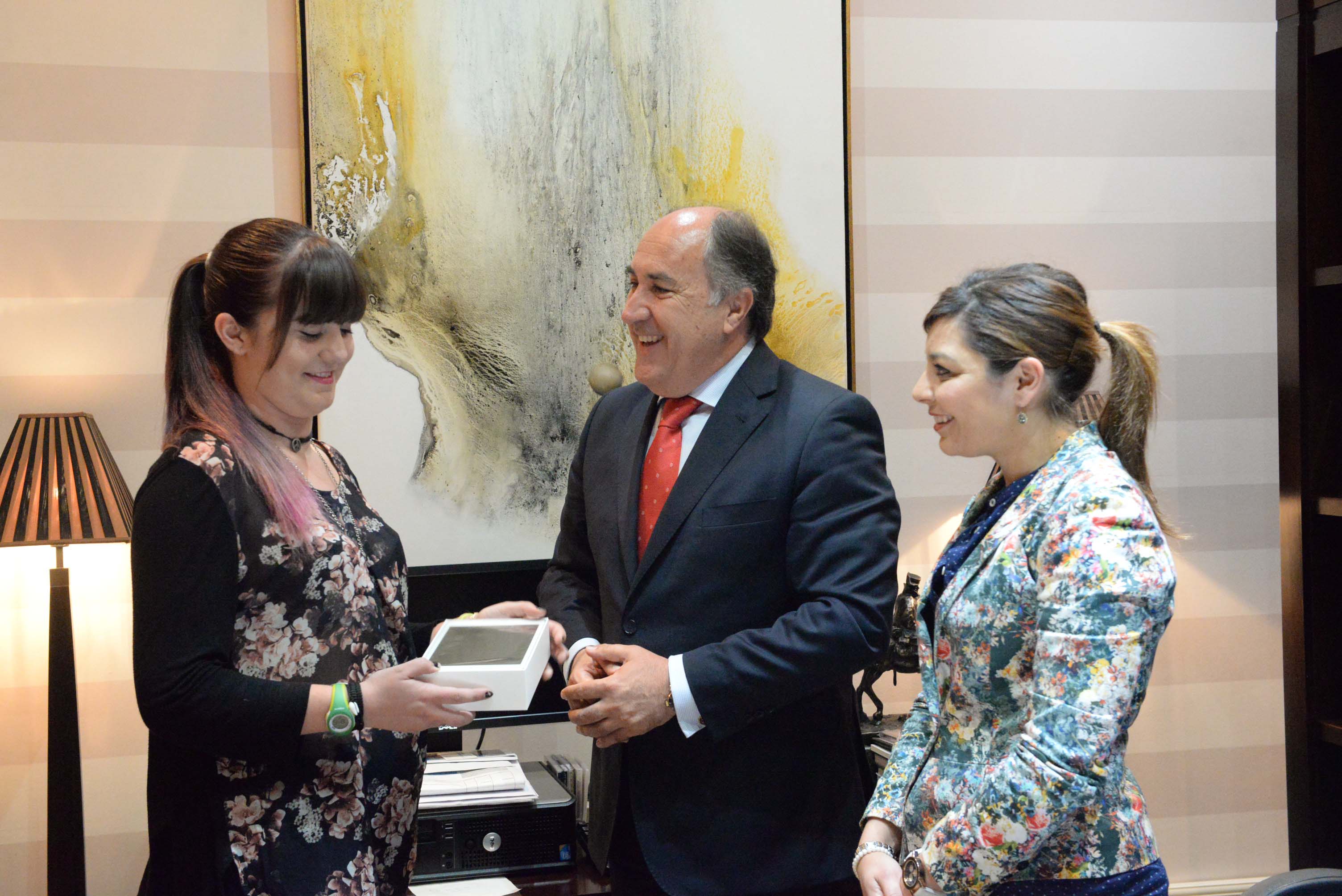 ALCALDÍA ENTREGA DE PREMIO DEL CONCURSO DE FOTOGRAFIA DE S.SANTA DE JUVENTUD
