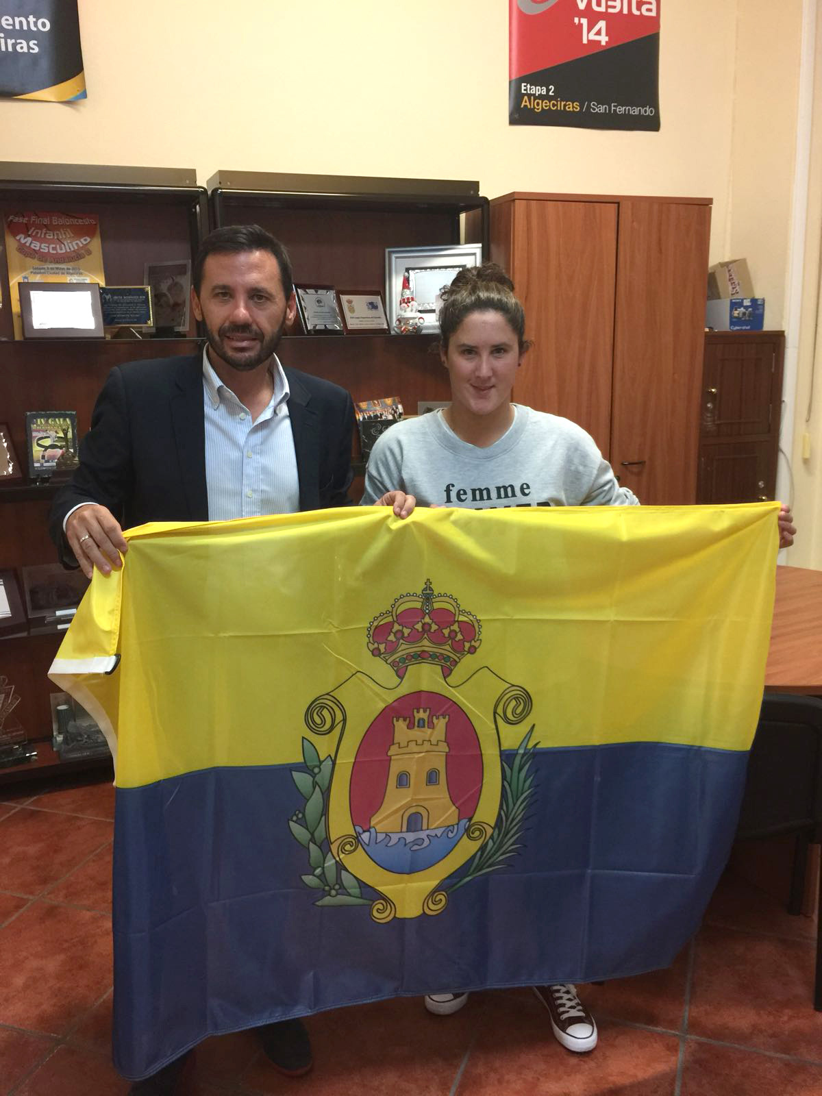 ENTREGA BANDERA DE ALGECIRAS A FATIMA RODRIGUEZ RUGBI