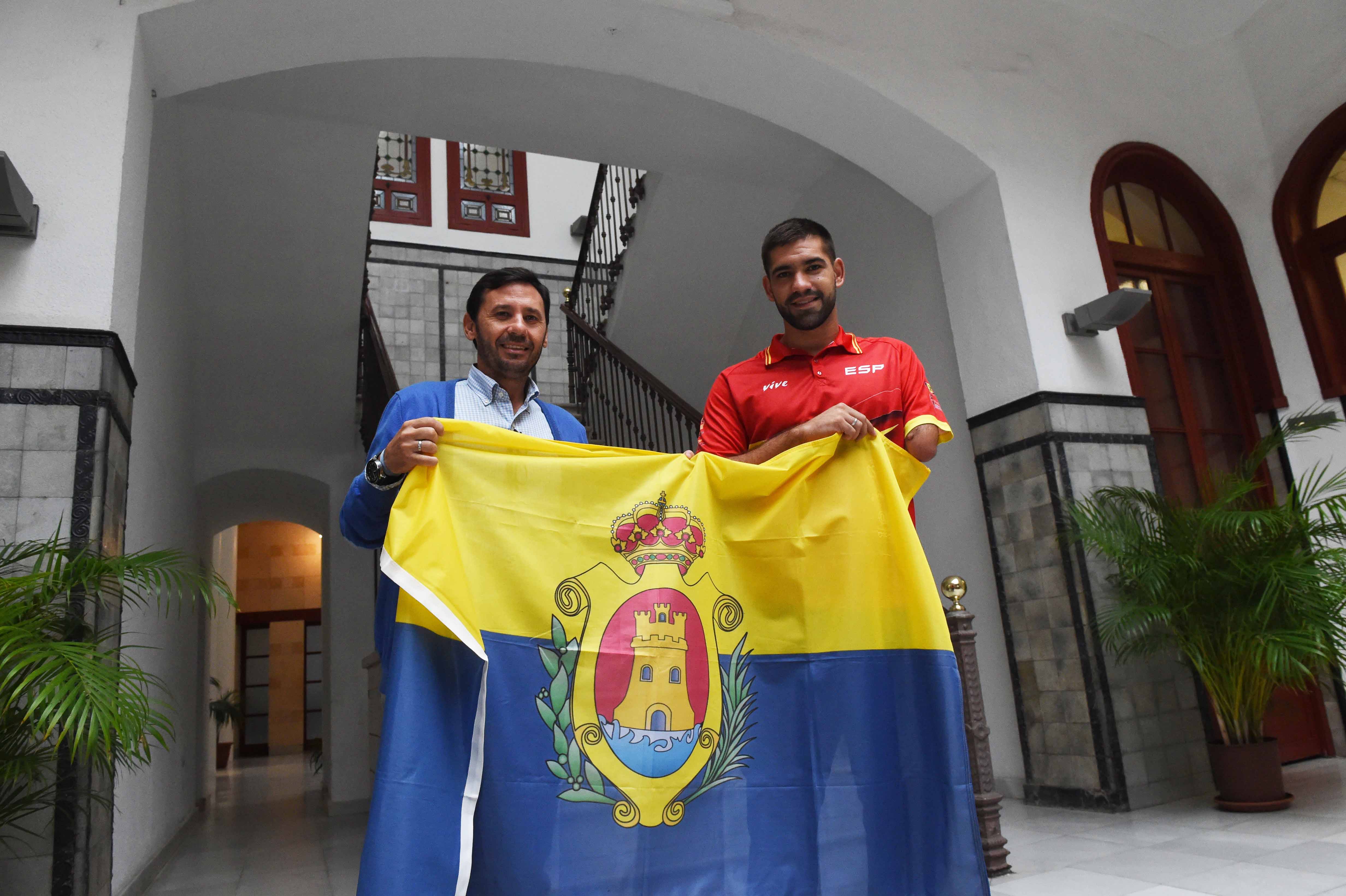 ENTREGA BANDERA DEPORTISTA AMPUTADO