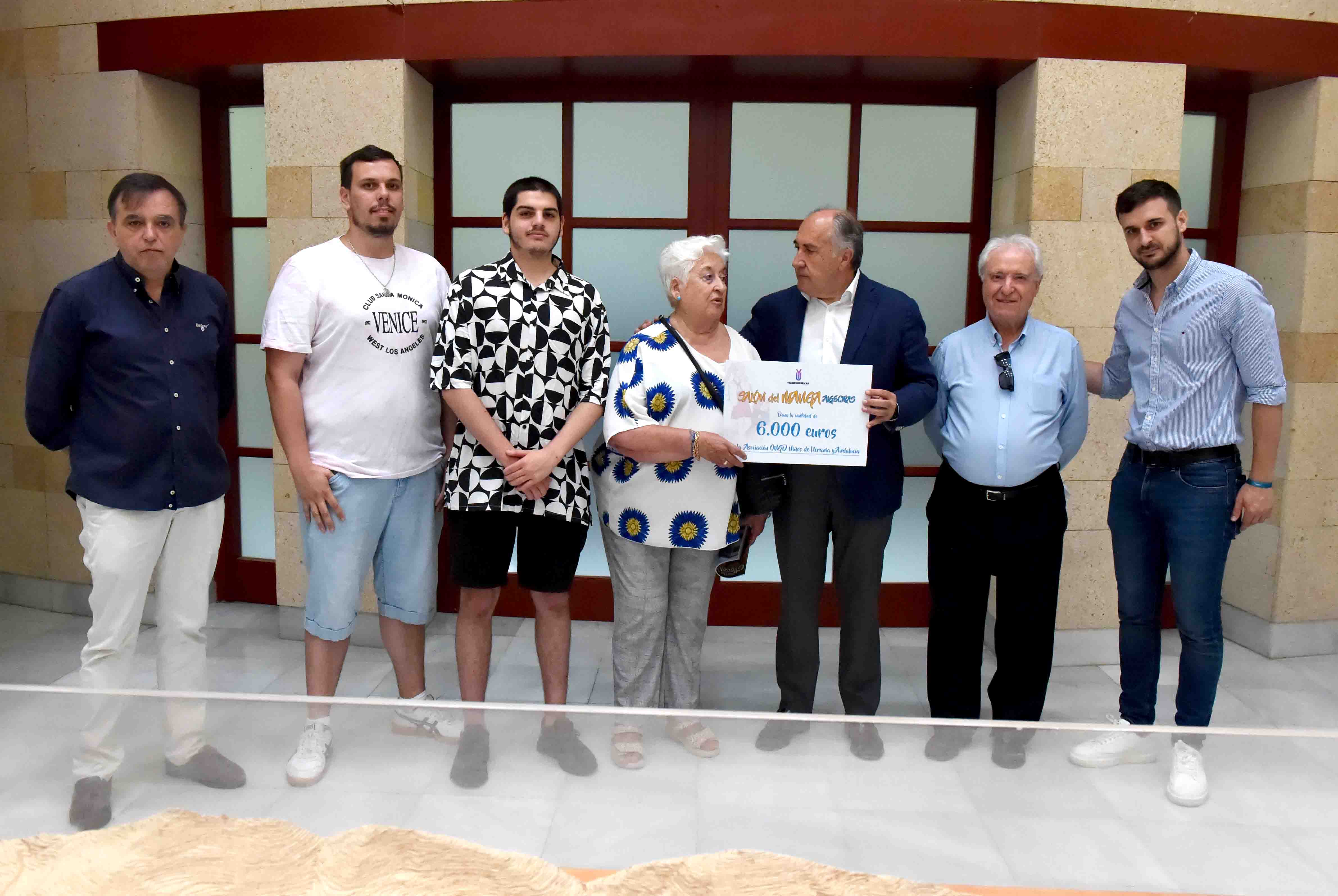 ENTREGA CHEQUE SALON MANGA A UCRANIA