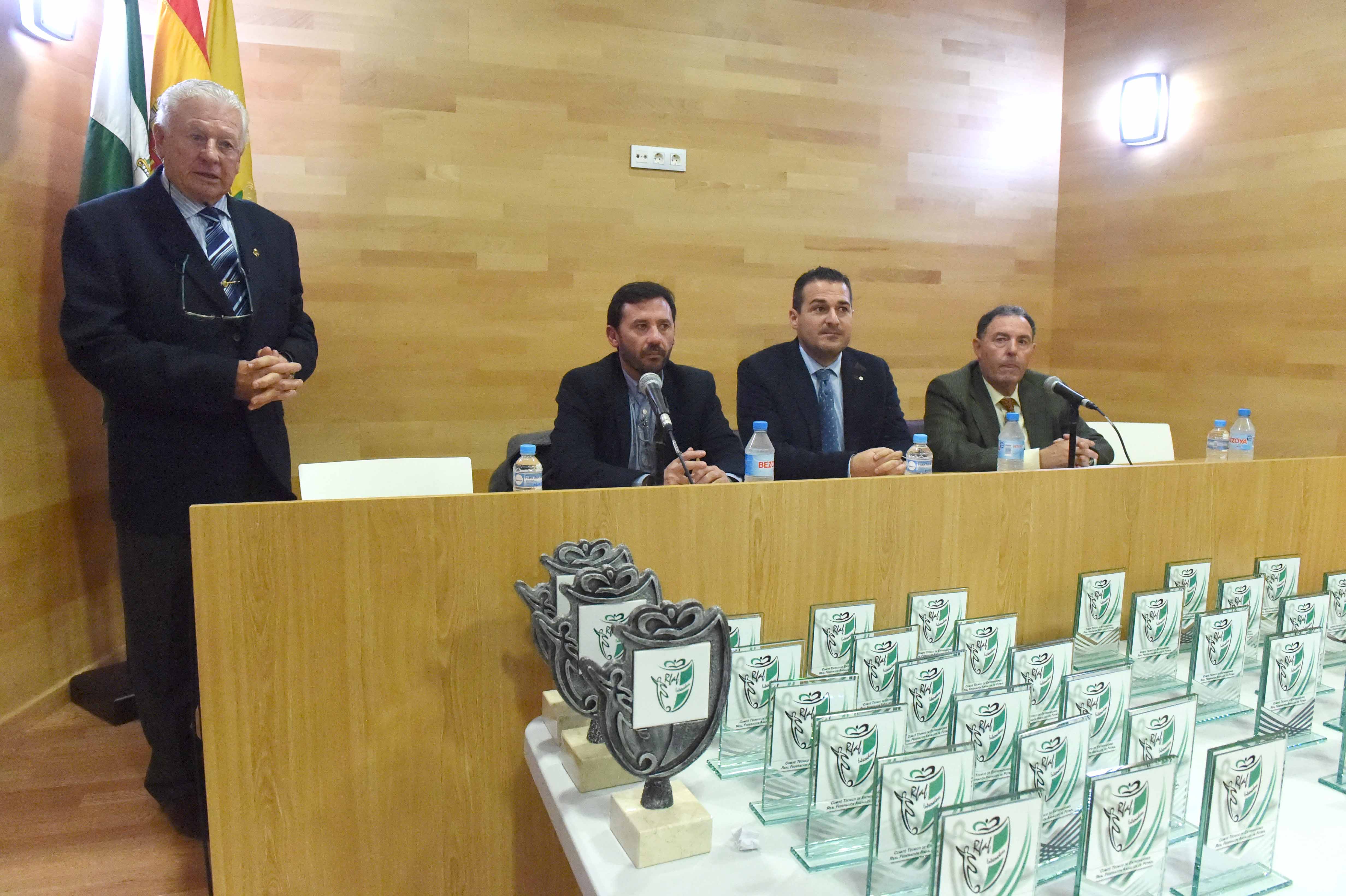 ENTREGA DE TROFEOS ENTRENADORES DE FUTBOL