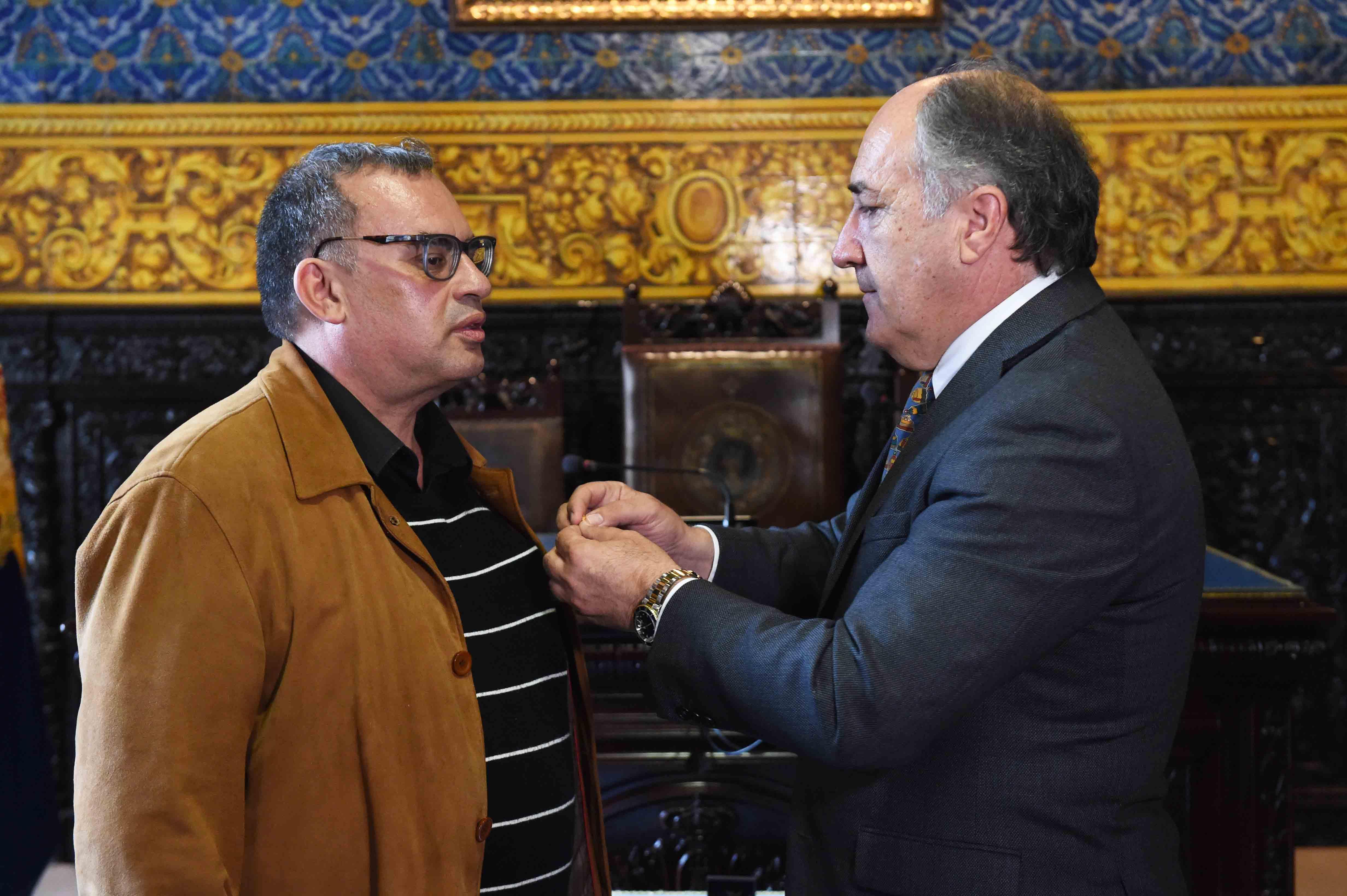INSIGNIA A JUAN EMILIO RIOS