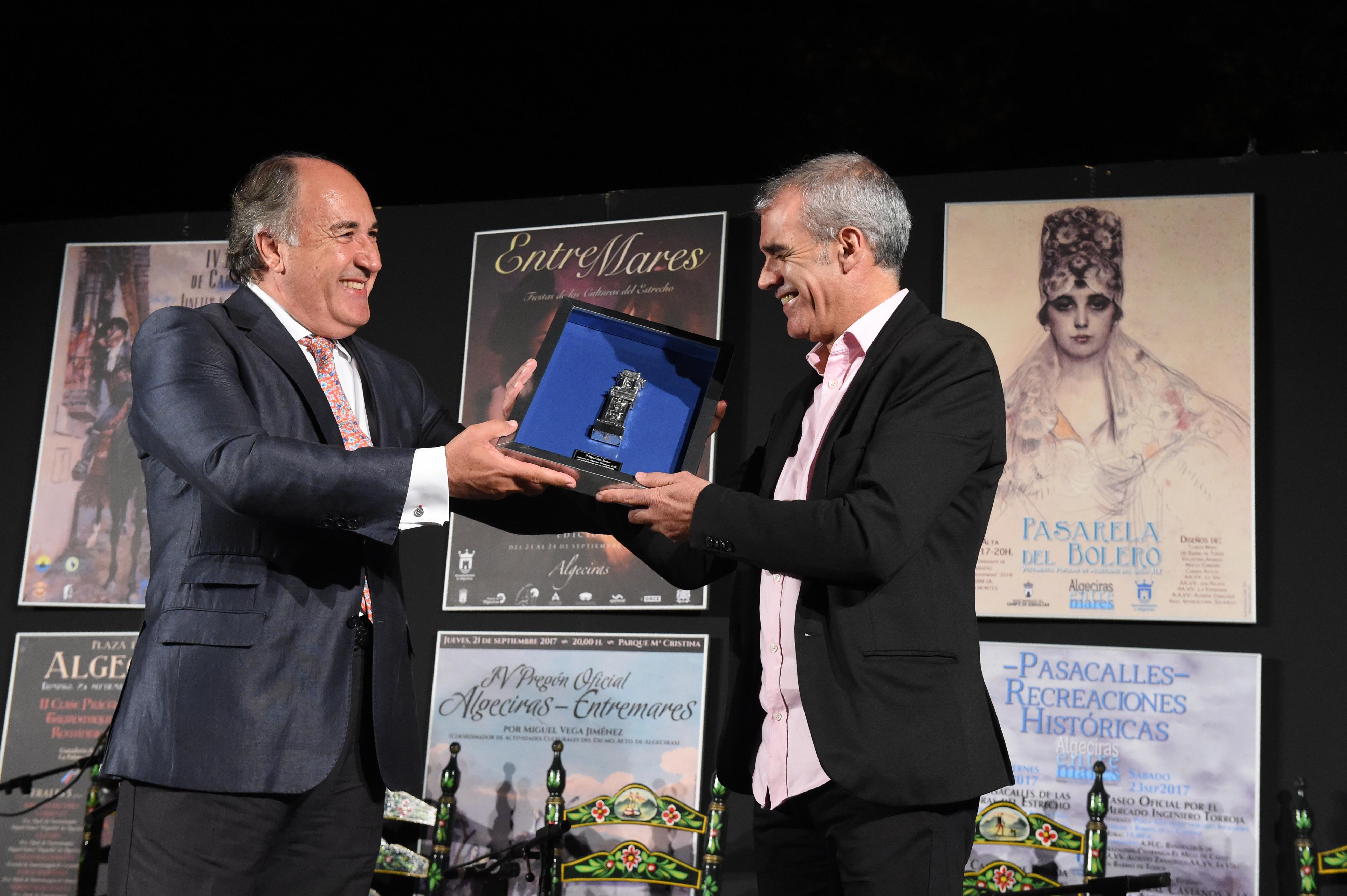 LANDALUCE JUNTO A MIGUEL VEGA