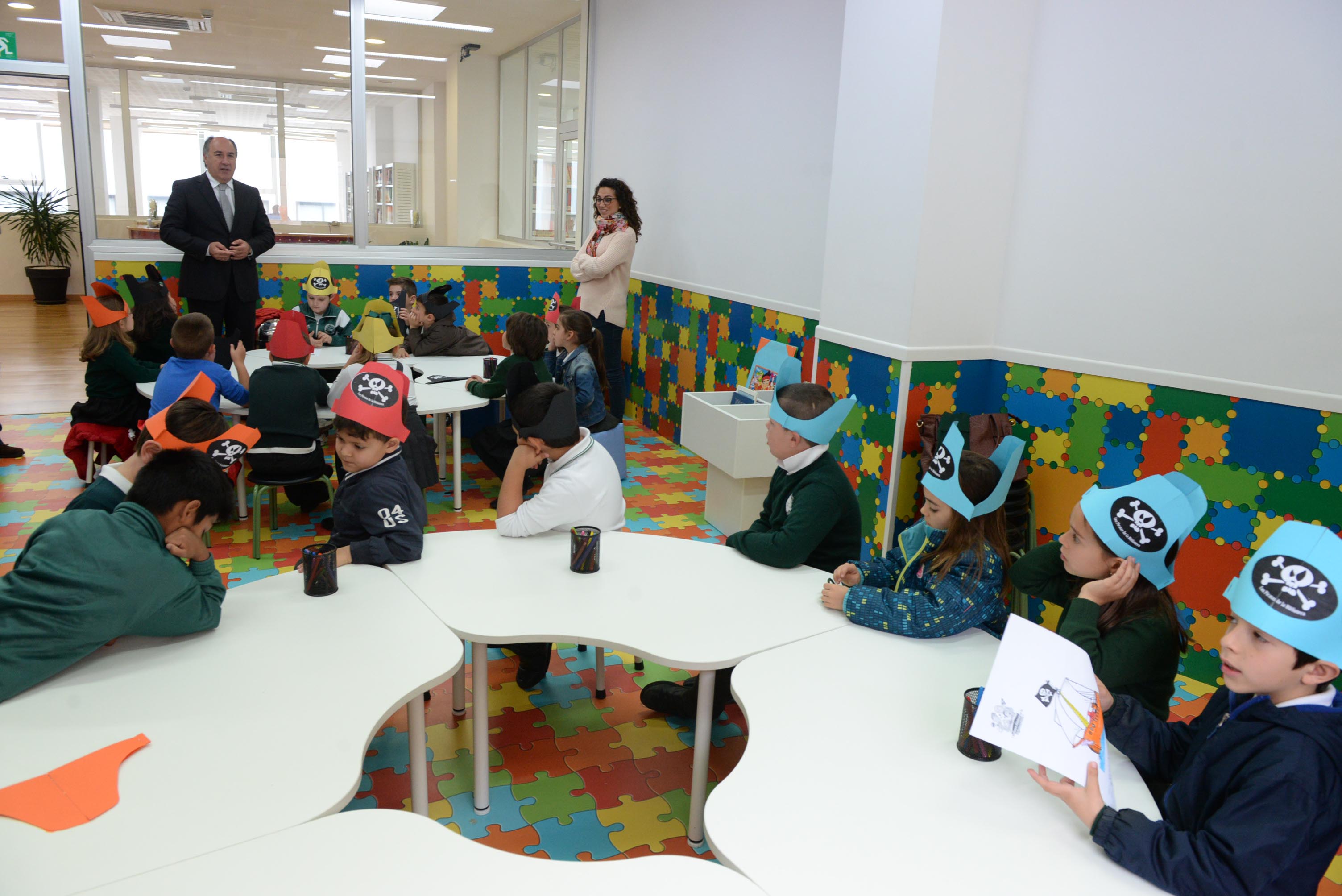 LOS PIRATAS DE LA BIBLIOTECA