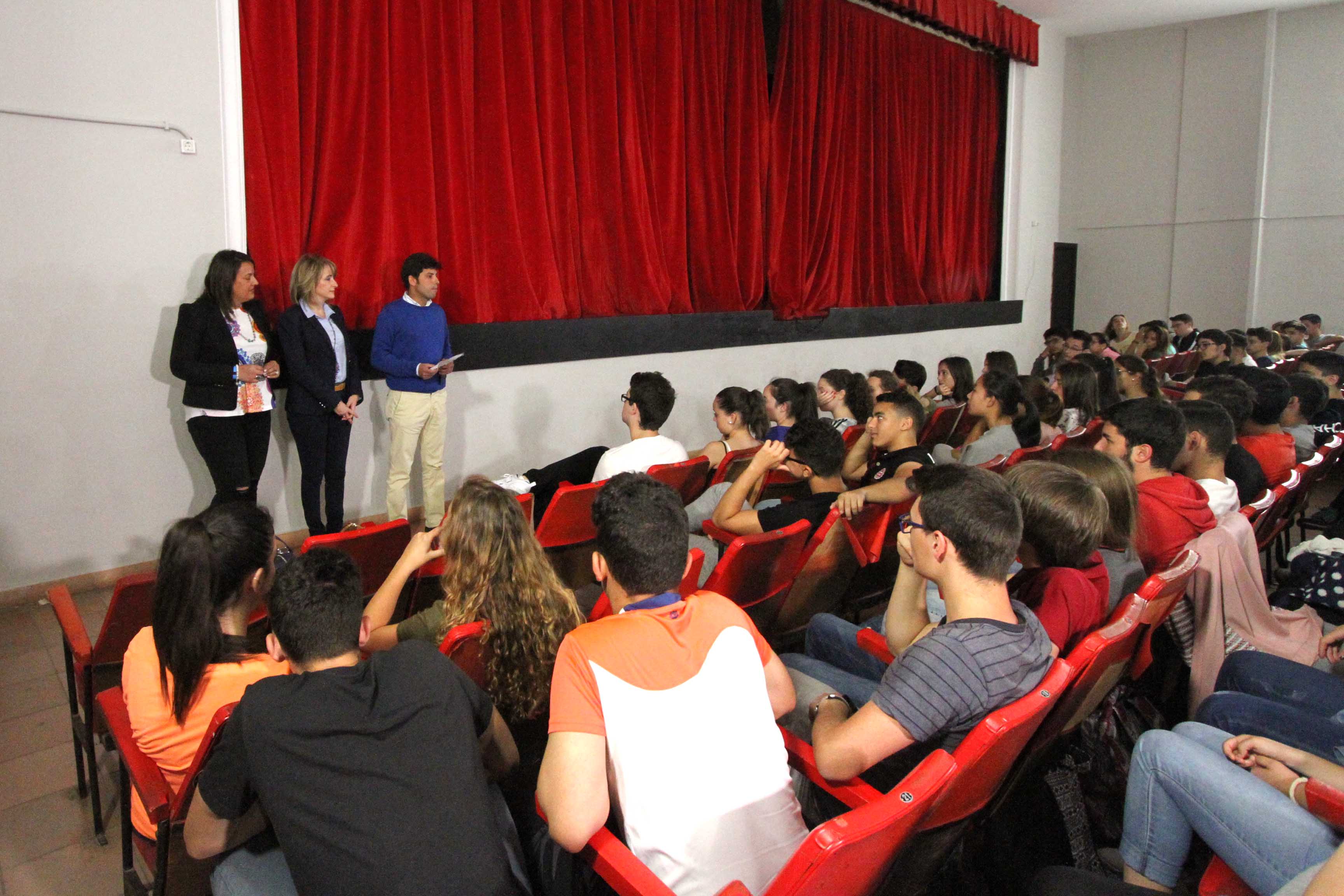 MICRO TEATRO COLEGIO ISLA VERDE