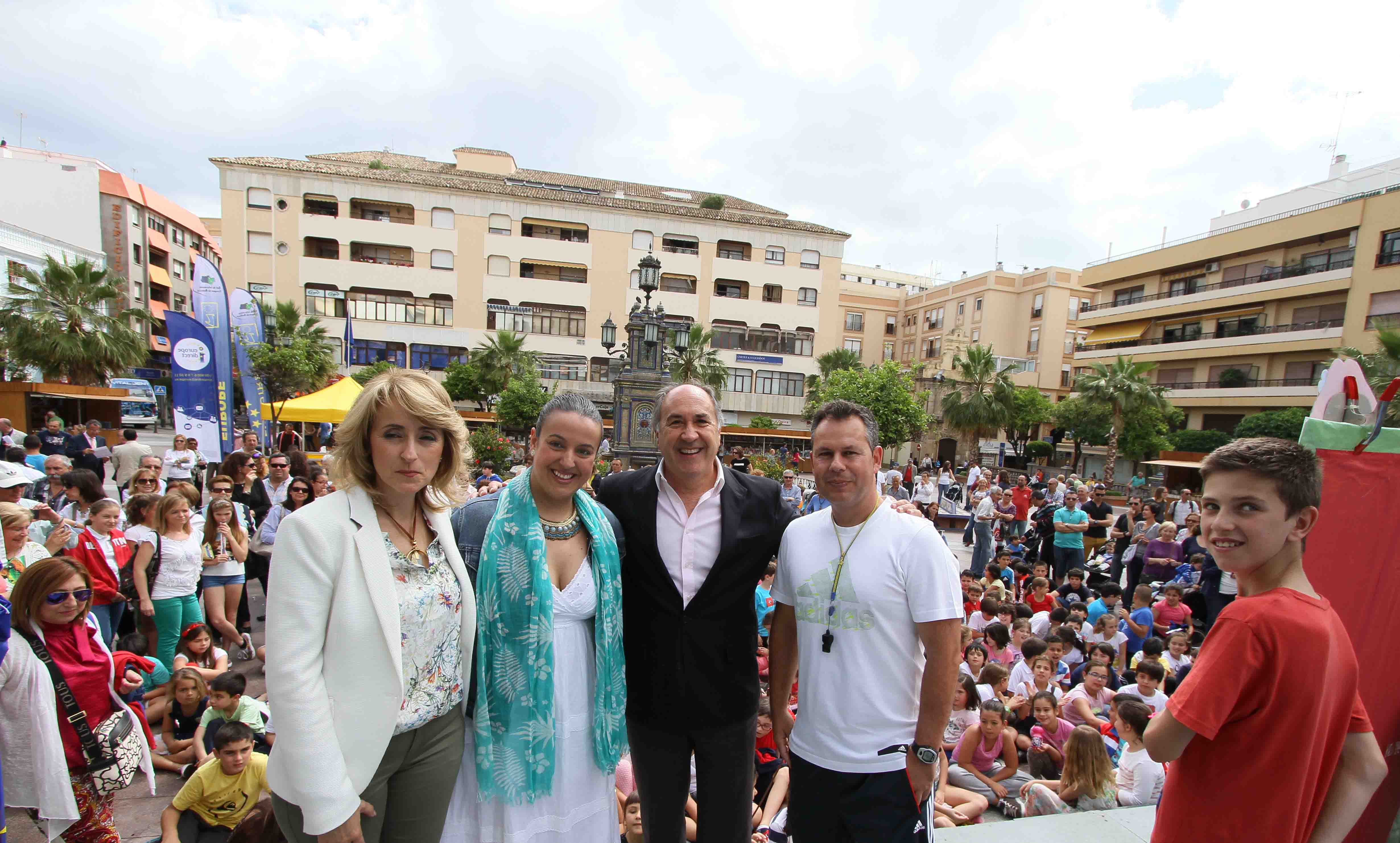 MUESTRA DEL LIBRO GIGANTE CONFECCIONADO POR ALUMNOS DEL CEIP SANTA TERESA