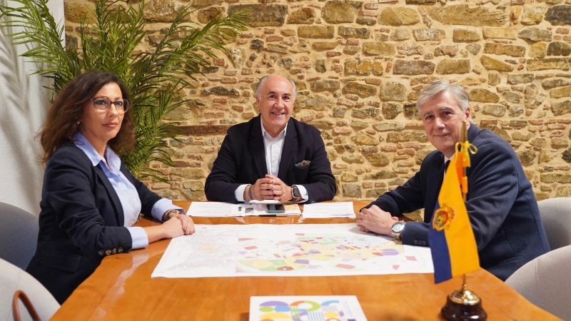 El alcalde da la bienvenida a la nueva directora del Centro Penitenciario y agradece la labor del director saliente