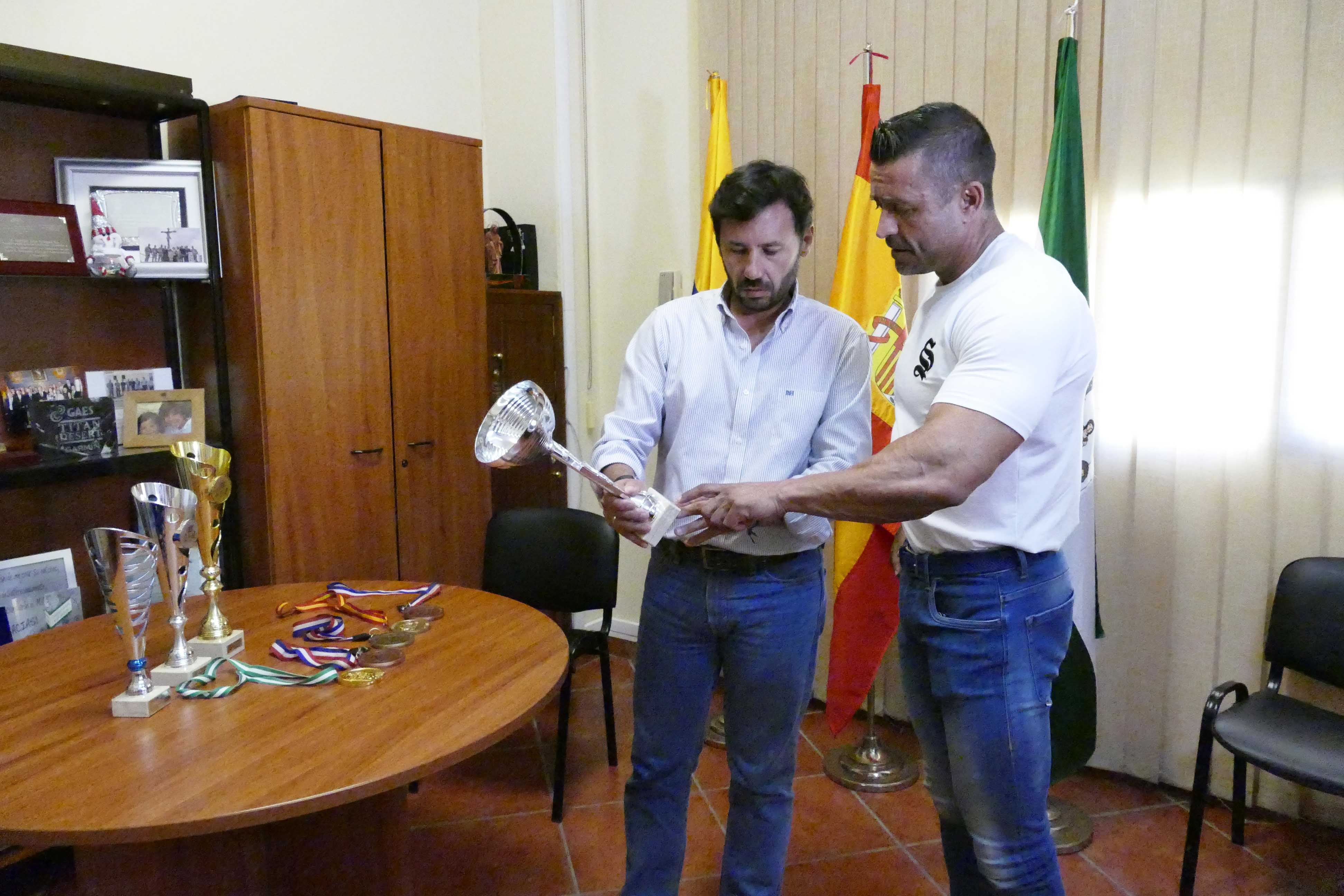 RECONOCIMIENTO A MIGUEL POZUELO