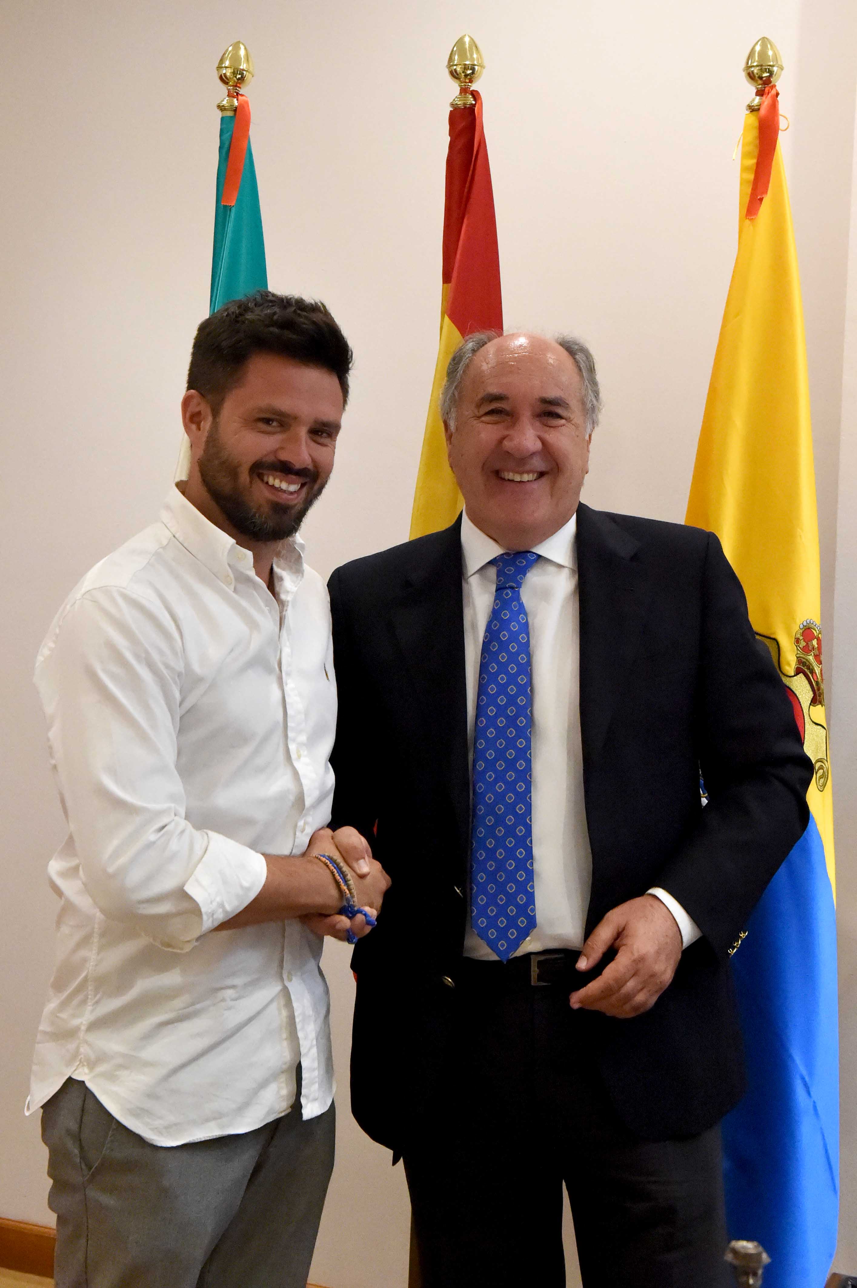 REUNIÓN CON EL PINTOR JUAN SIERRA
