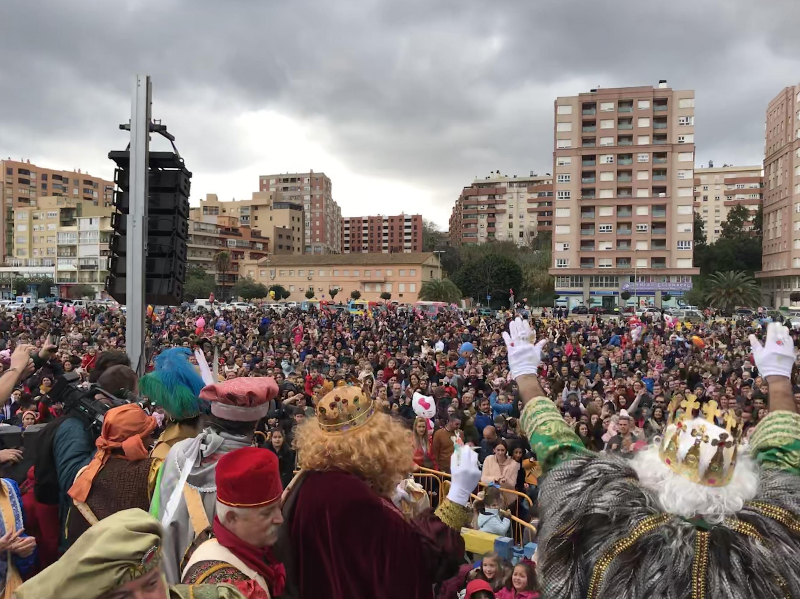 REYES SALUDANDO