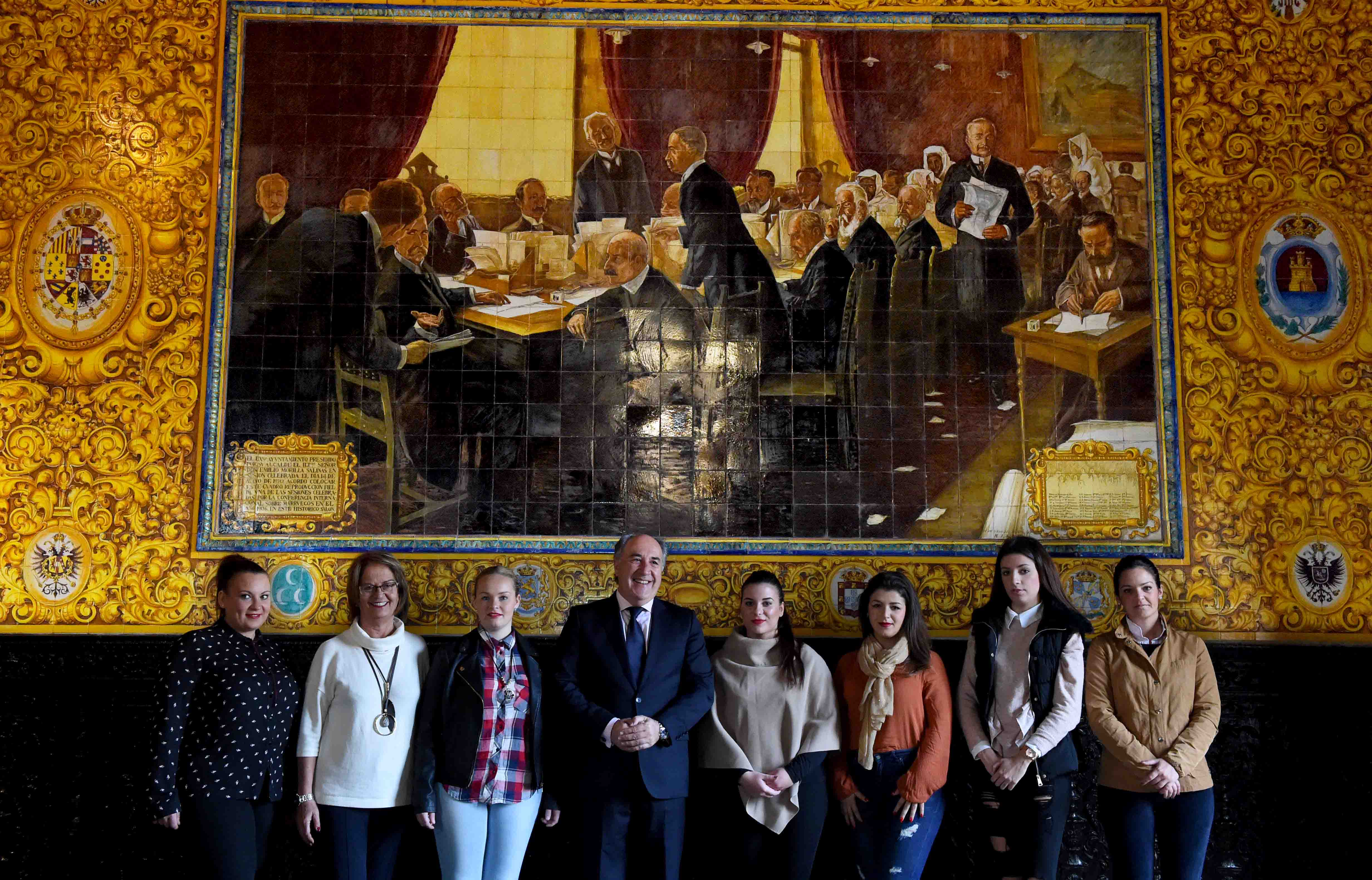 SALON PLENOS ALCALDE RECIBE DIOSA Y NINFA DEL CARNAVAL