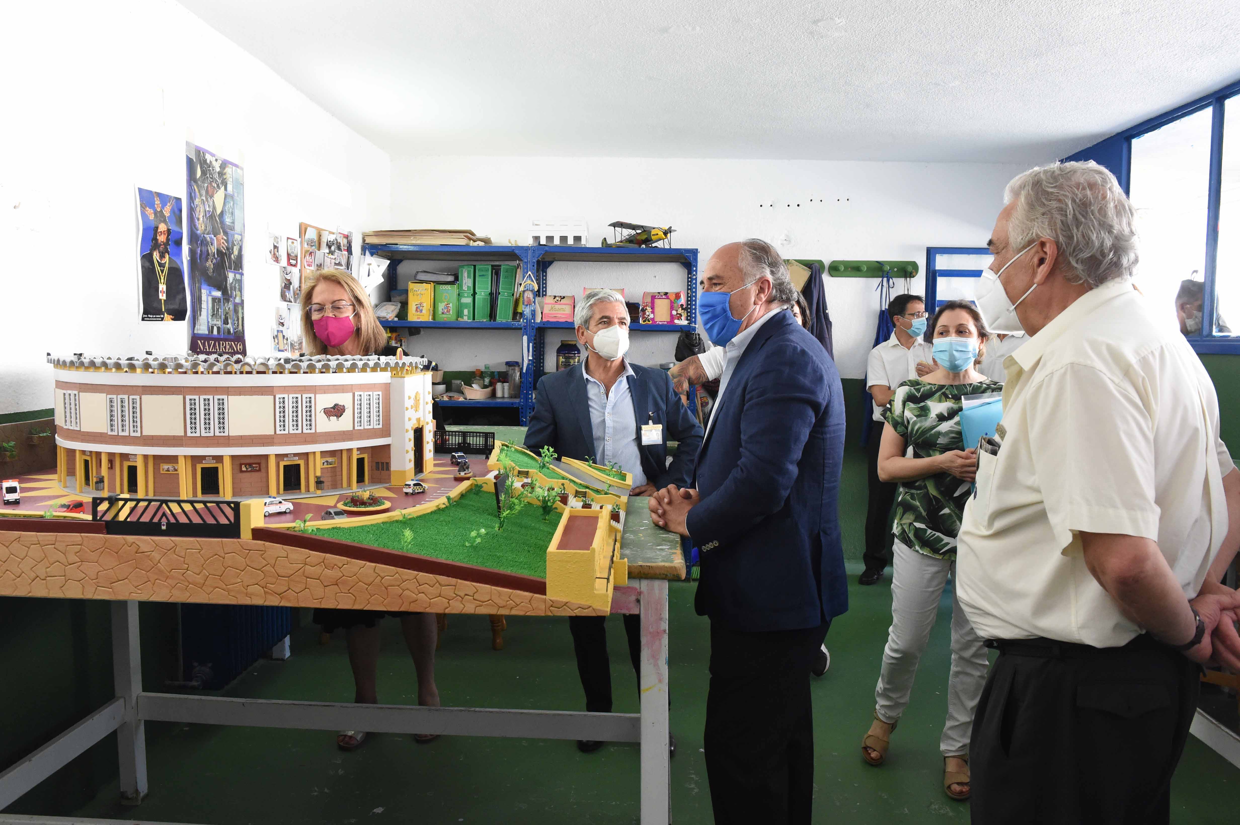 VISITA CENTRO PENITENCIARIO RECOGER MAQUETA PLAZA DE TOROS