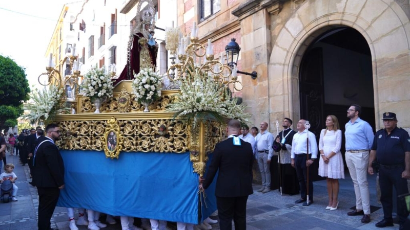El alcalde  asiste a la  procesión extraordinaria de la Parroquia de Santa María del Saladillo
